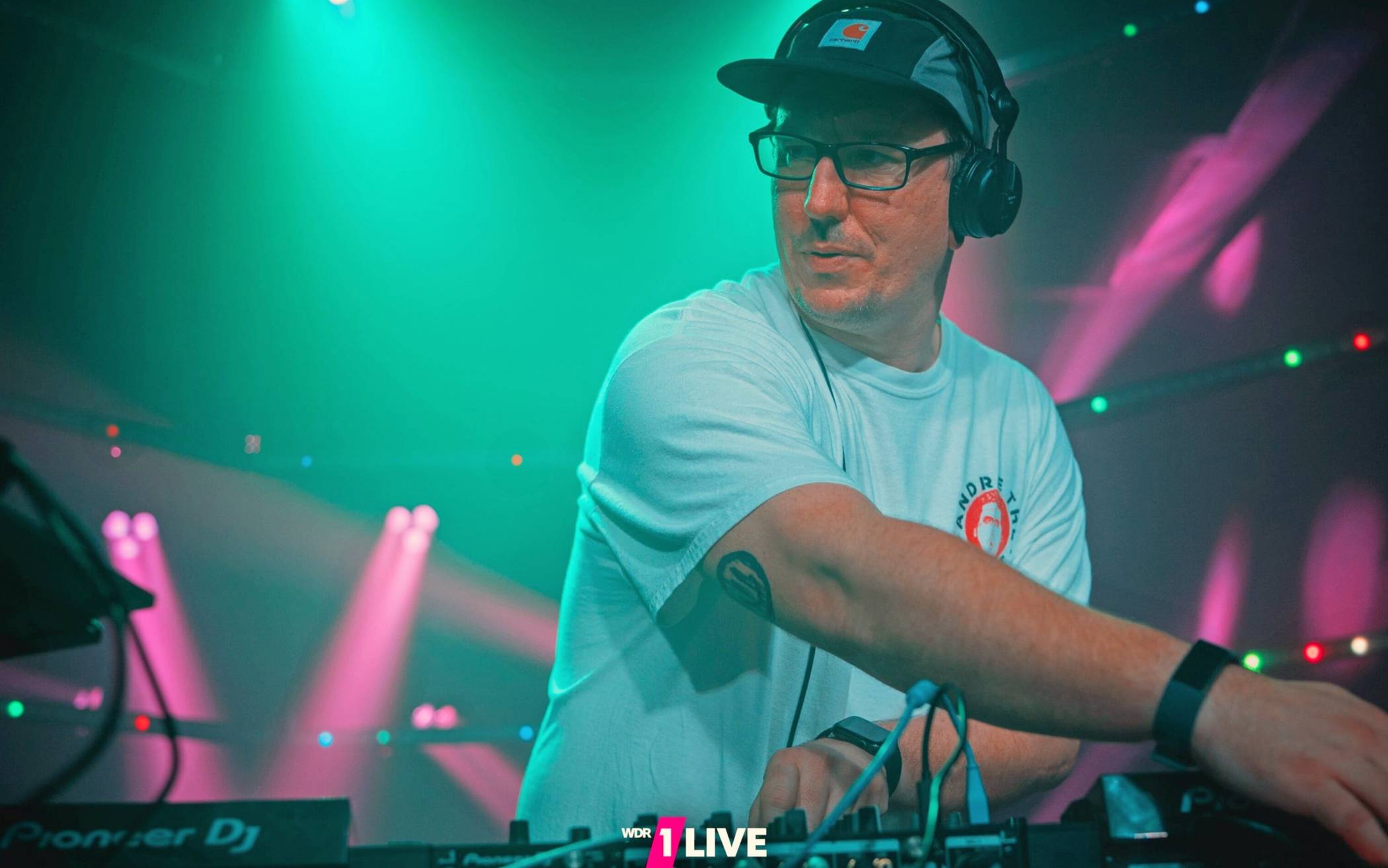  DJ Jens Gusek vom Radiosender 1live sorgt mit weiteren Gast-DJs für die passenden Vibes.  