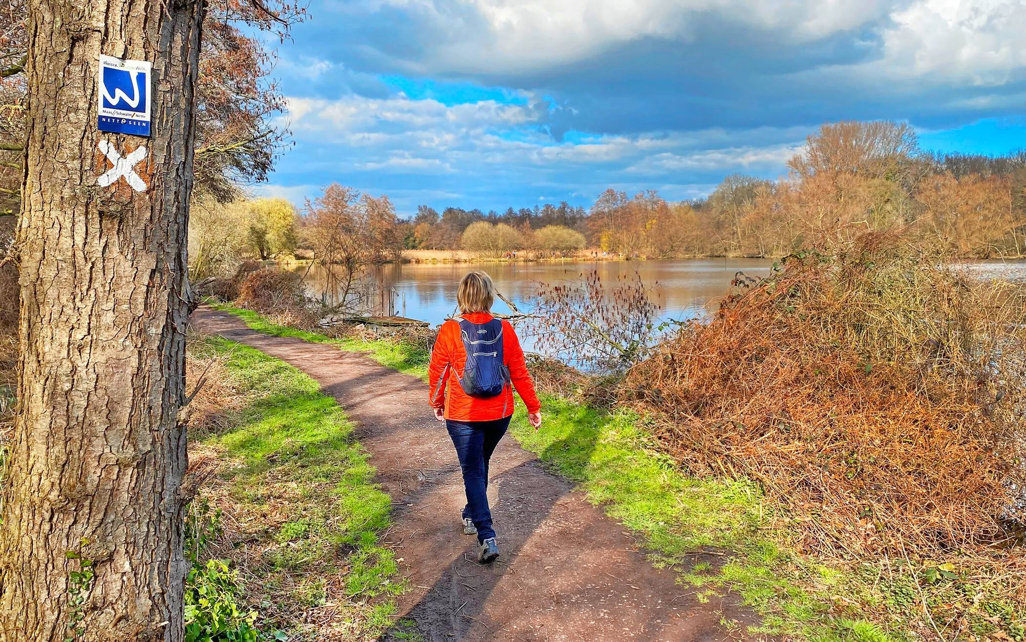  Mit tollem Blick auf den De Witt-See geht es auf dem Wanderweg „Nette Seen“ am Ufer entlang. 
