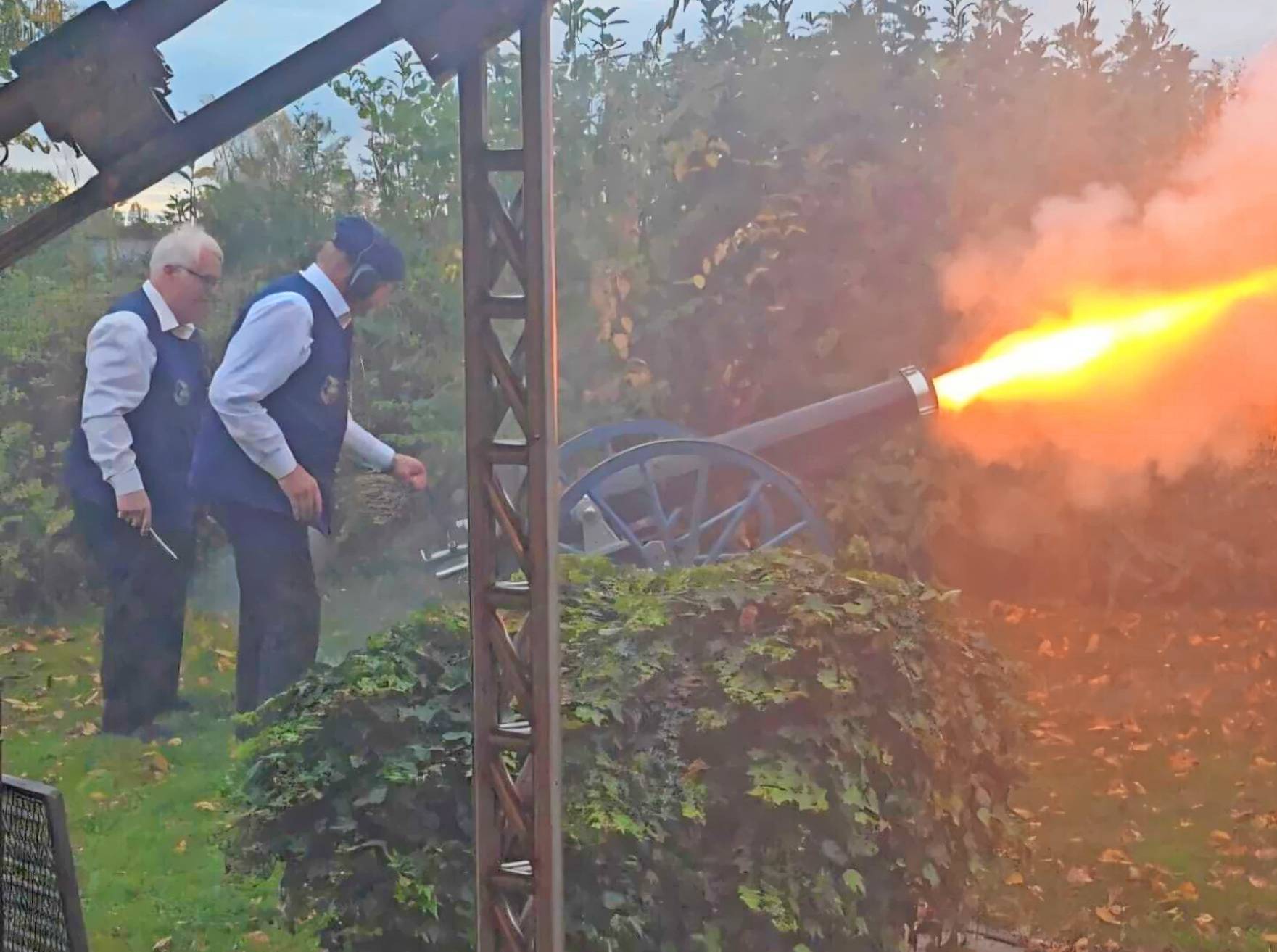 Aus der Kanone wird Salut gefeuert,