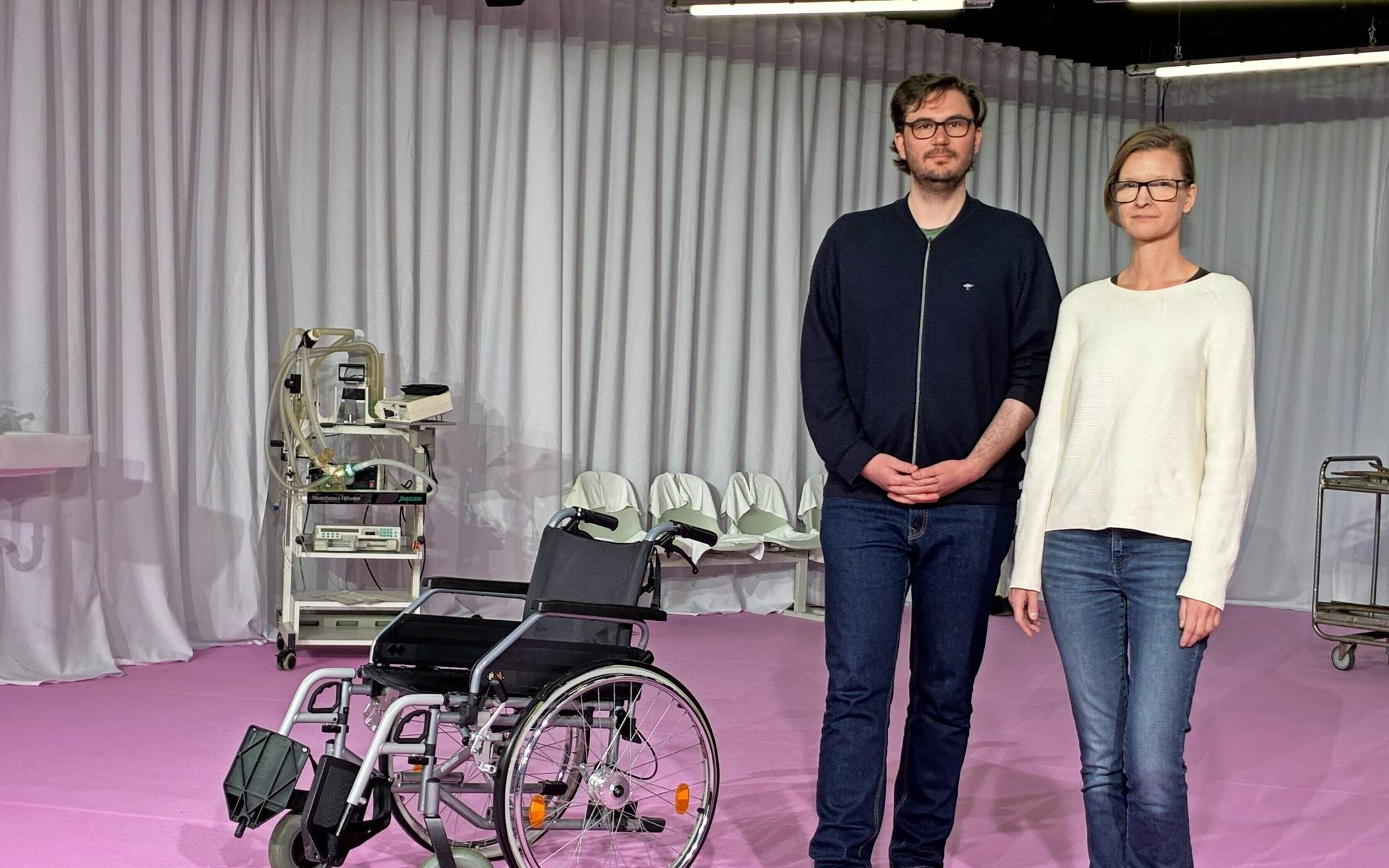  Jakob Arnhold und Sandra Höhne in Clemens Blechschmidts Bühnenbild zu „Ruf des Lebens“. 