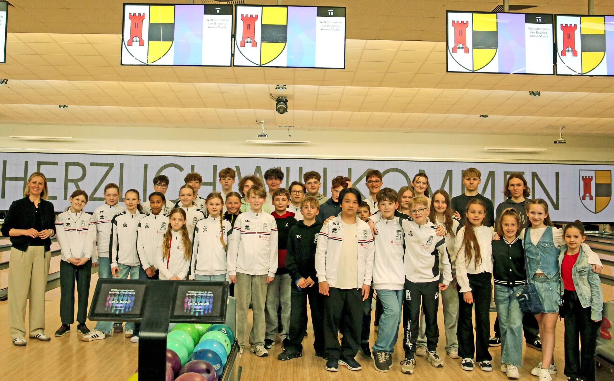 Bevor die offiziellen Auszeichnungen überreicht wurden, ging es am Sonntag, 19. April, gemeinsam mit Bürgermeisterin Julia Zupancic sowie Vertreterinnen und Vertretern aus Politik und Verwaltung auf die Bowlingbahn in der Bowlingarena Moers.