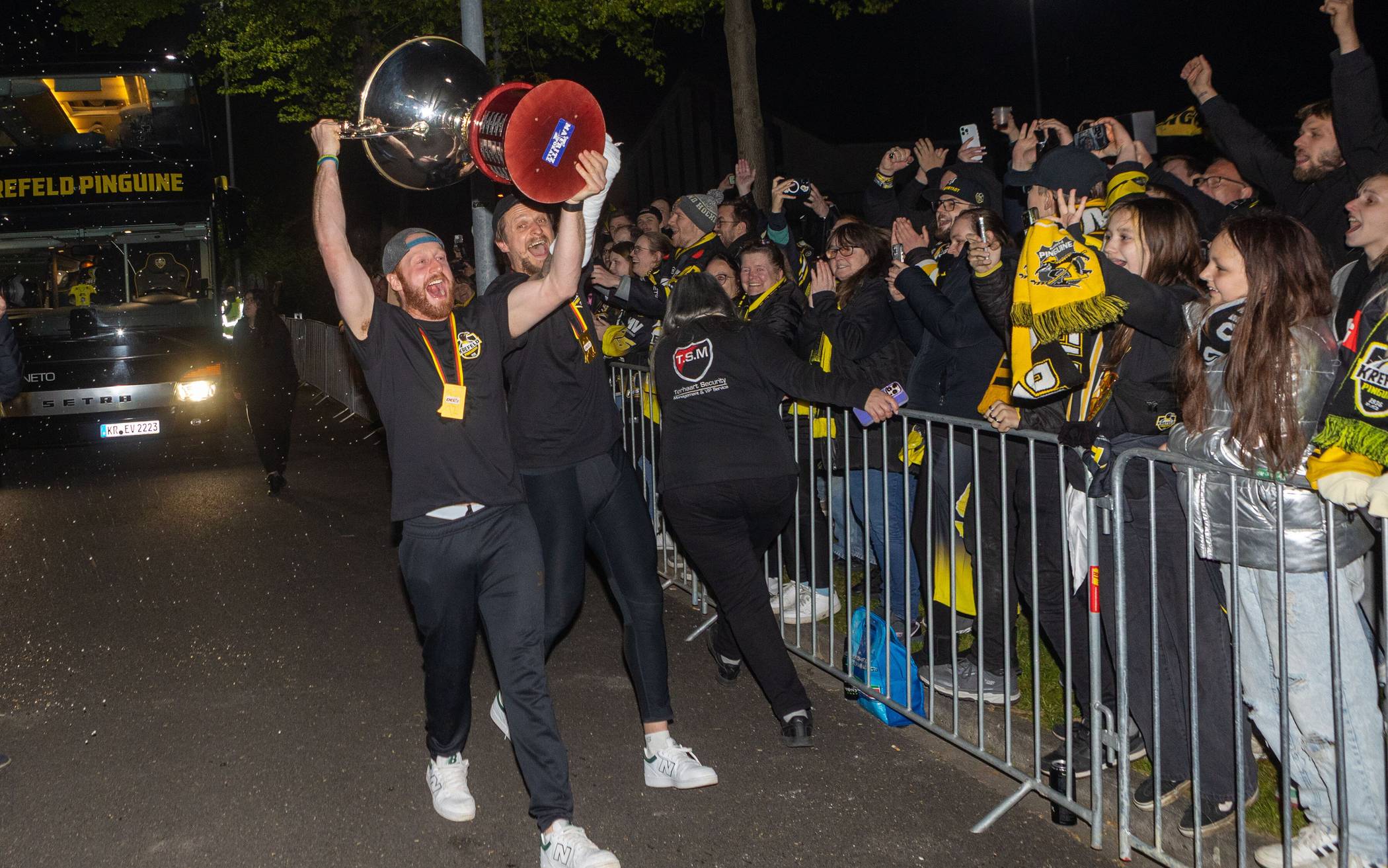 Fans bereiten Mannschaft begeisterten Empfang