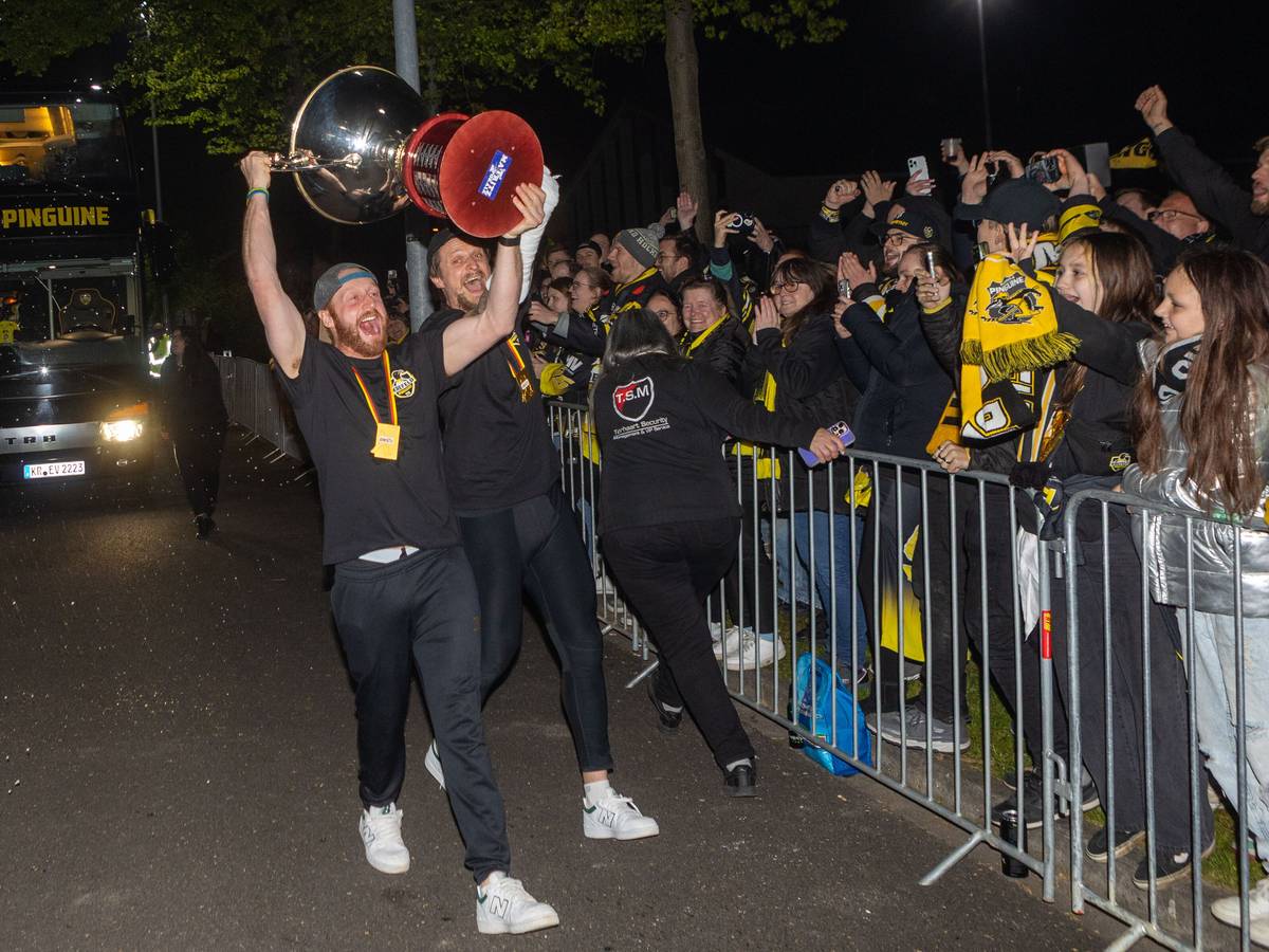 Fans bereiten Mannschaft begeisterten Empfang
