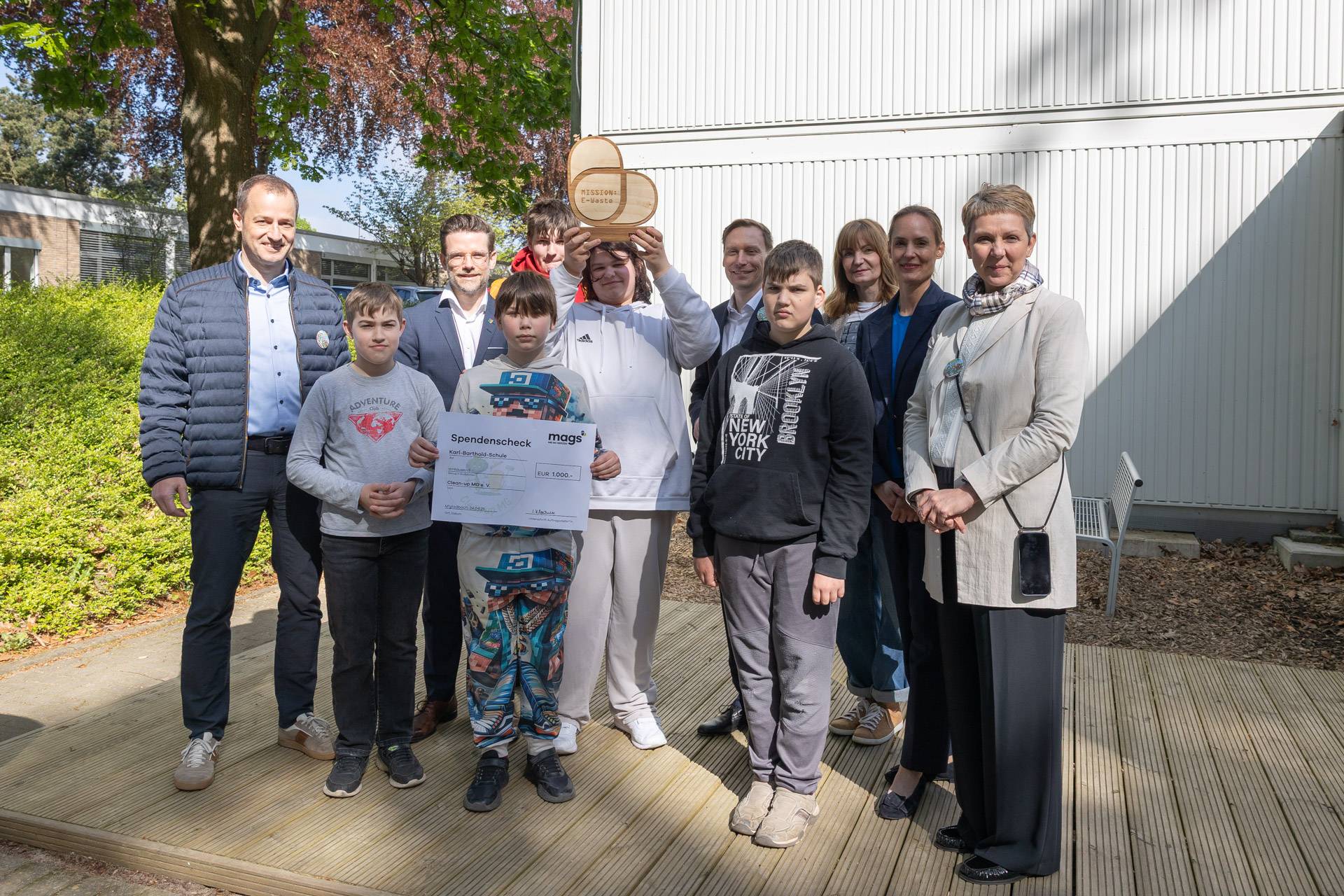 Applaus für ihre Leistung gab es von Oberbürgermeister Felix Heinrichs, GEM-Geschäftsführer Jens Hostenbach und Clean-up-MG-Vorstandsmitglied Isabella Kleeschulte. Jens Hostenbach überreichte den Schülern der Karl-Barhold-Schule den Gewinnerpokal, ein Wanderpokal, den die Schule im kommenden Jahr verteidigen will.