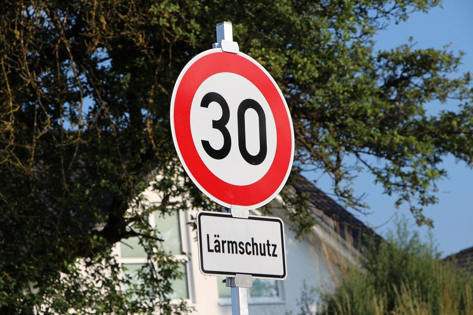  In mehreren Wohngebieten werden Tempo-30-Bereiche erweitert und neu eingerichtet. 22 Maßnahmen sind im Stadtgebiet geplant.   