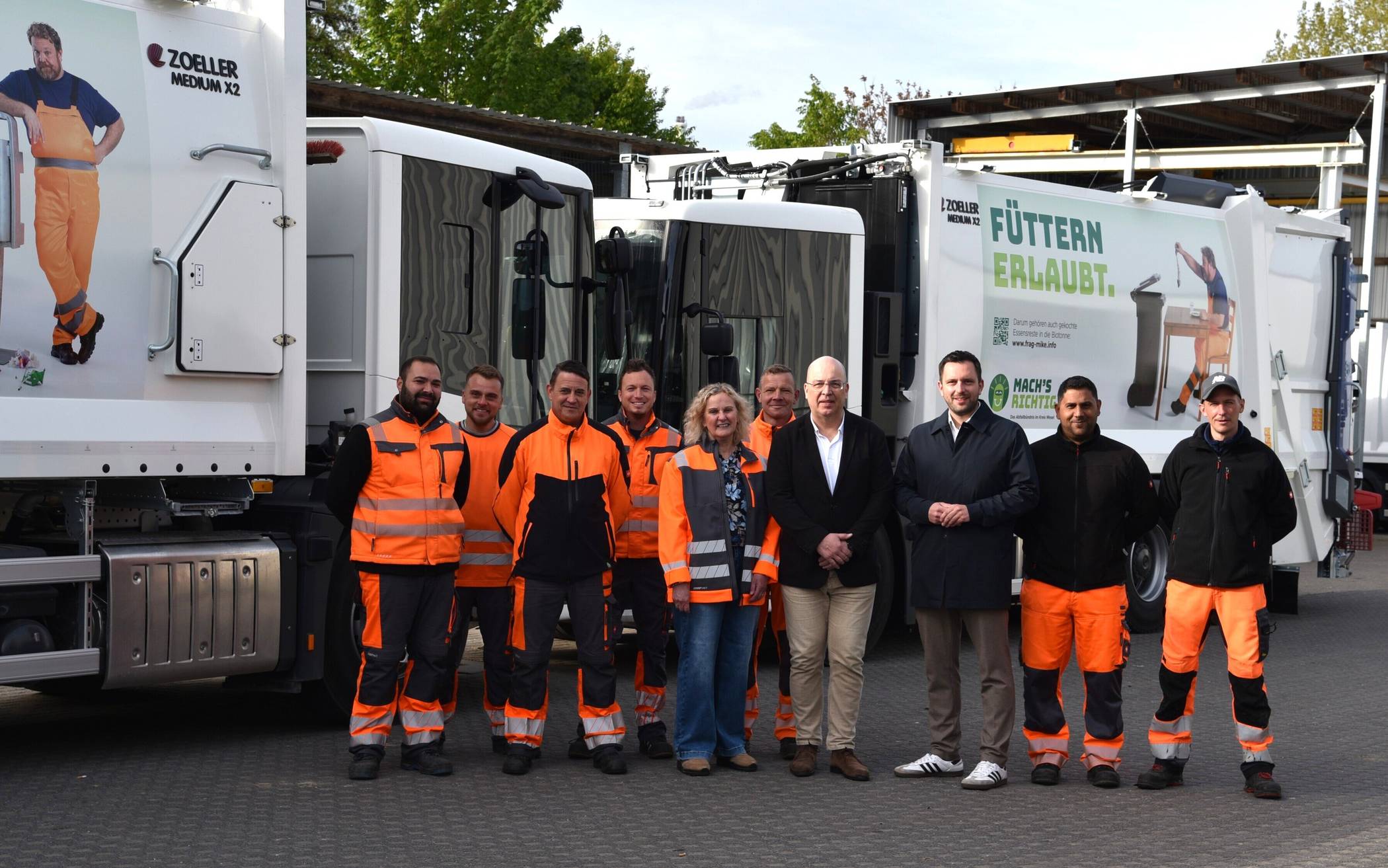  Zusammen mit den Mitarbeitern des DLB-Teams „Abholung Bioabfälle und Grünschnitt“ sowie „Papierabfuhr und Sperrmüll“ präsentierte DLB-Betriebsleiterin Elke Lasnig Bürgermeister Philipp Richter sowie Baudezernent und DLB-Betriebsleiter Stephan Pfeffer die beiden neuen Fahrzeuge in auffälligem Design. Auf dem Bild (v.l.): Oguzhan Dinc, Damian Krüger, Horst Borchert, Florian Neumann, Elke Lasnig, René Angenendt, Stephan Pfeffer, Philipp Richter, Aziz Bejtulovski und Kaspar Hindemith. 