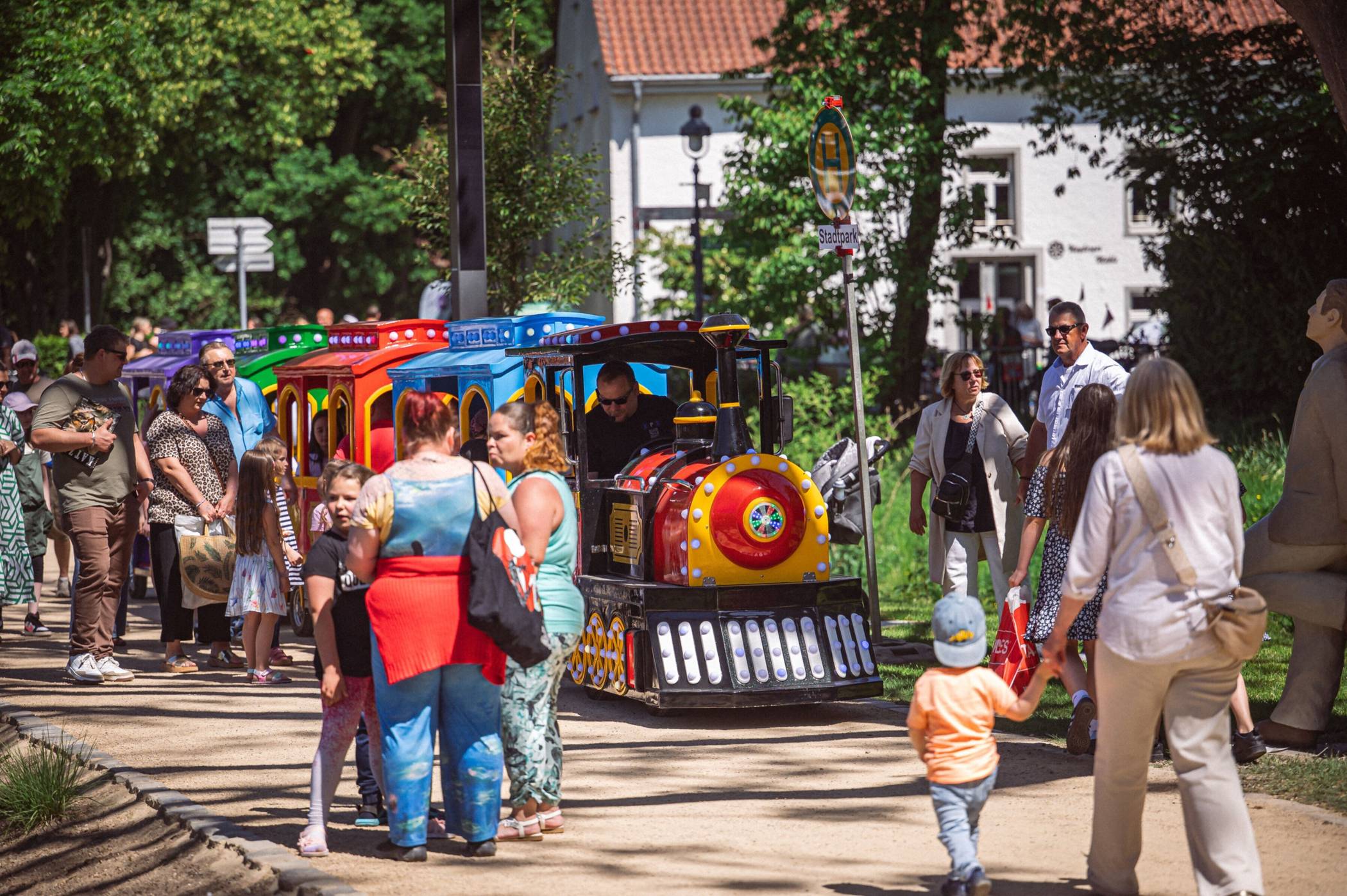  Beim Stadtparkfest können sich die kleinen Besucher auf eine Bimmelbahn freuen. 