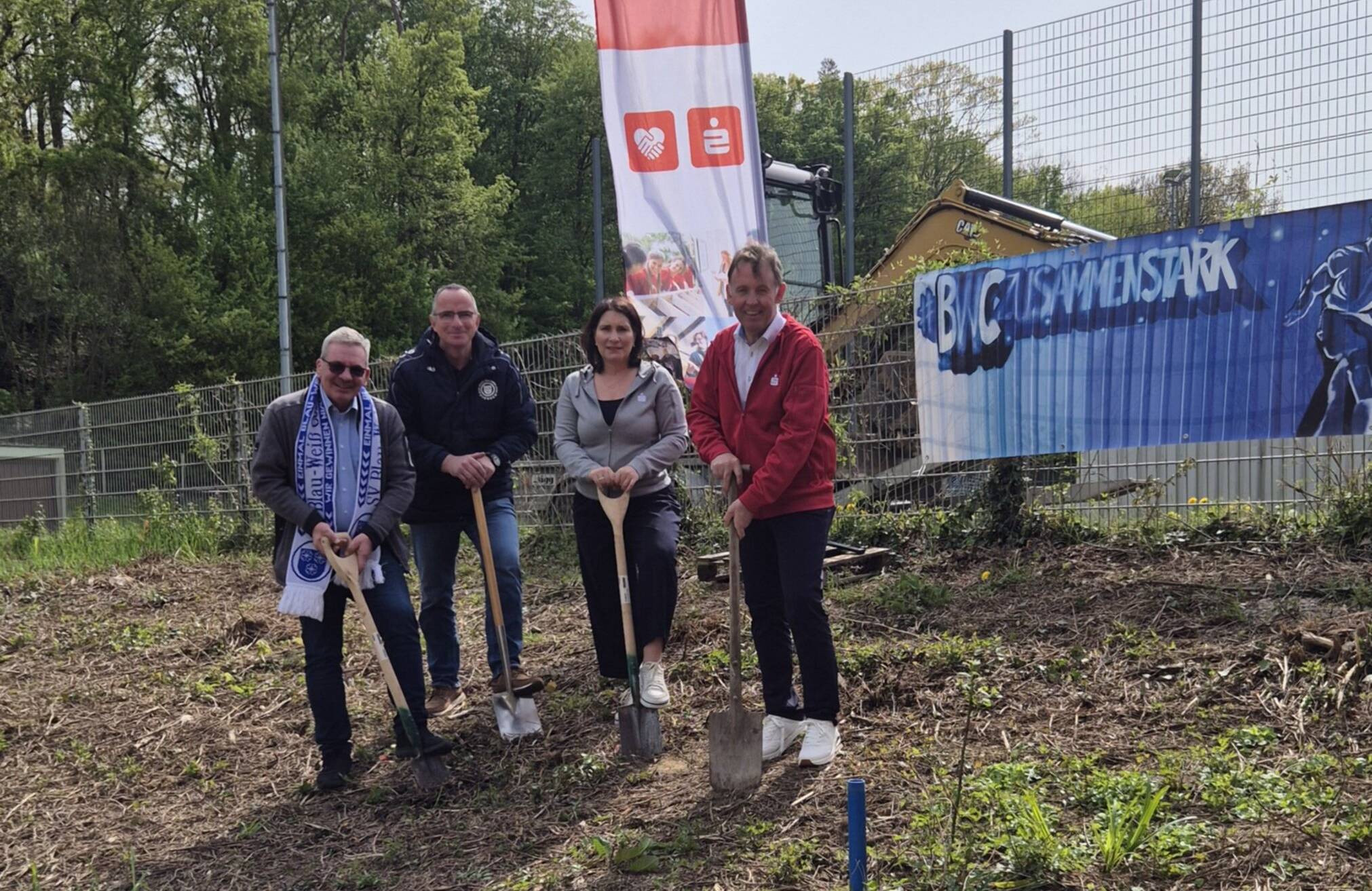 Seitens des Vereins nahmen Uwe Arnoldi (Schatzmeister), Andreas Harmes (1. Vorsitzender) sowie Michael Fasselt (2. Vorsitzender) am Spatenstich teil. Die Sparkasse Krefeld war vertreten durch Sevdiye Ucar, Filialleiterin Hauptstelle Viersen, sowie Stefan Vander, Vorstands Viersener Sparkassenstiftung.