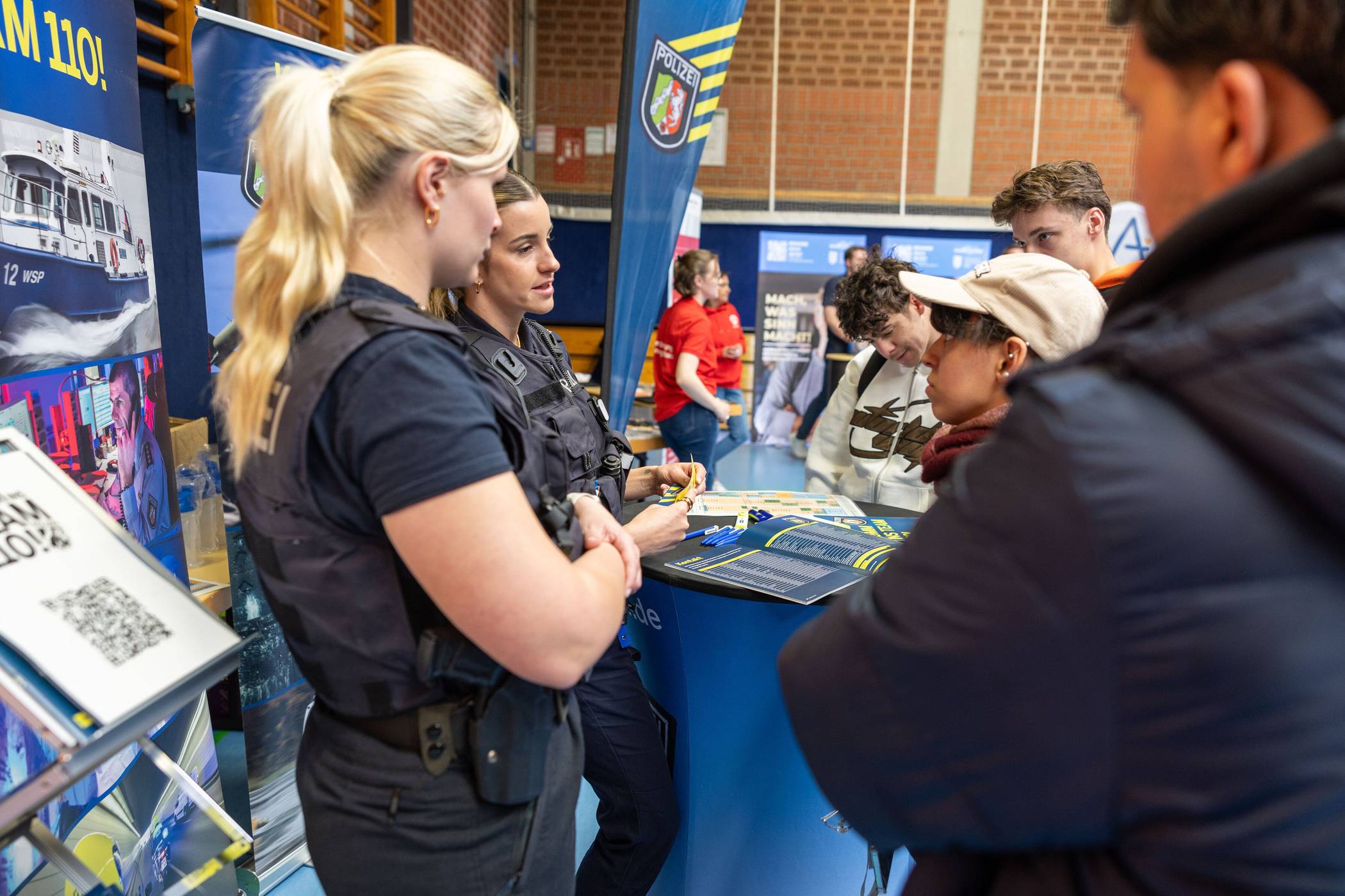  Am Stand der Polizei war besonders viel Zulauf.   
