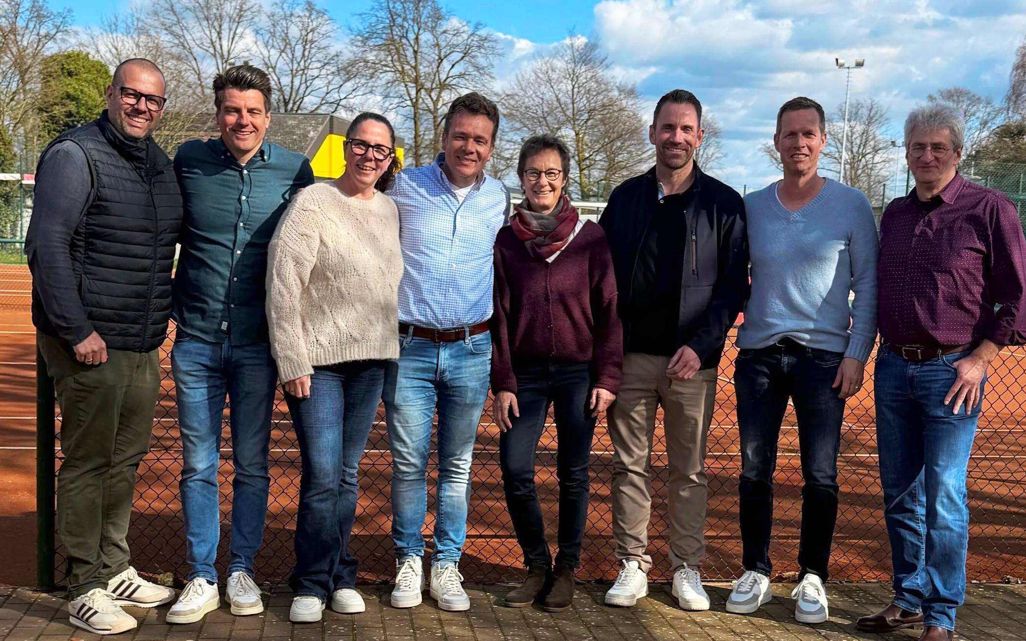 Der Vorstand des Tennisclubs Grün Weiss St Tönis (v.l.): Nils Überall (2.Vorsitzender), Till Kohnen (Clubwart), Vicki Tourna (Finanzwartin), Karsten Tourna (Pressewart), Anke Mühlbeyer (1. Vorsitzende), Stefan Schreiber (Sportwart), Oliver Mours (Schriftwart) und Andre Bednarz (Jugendwart).