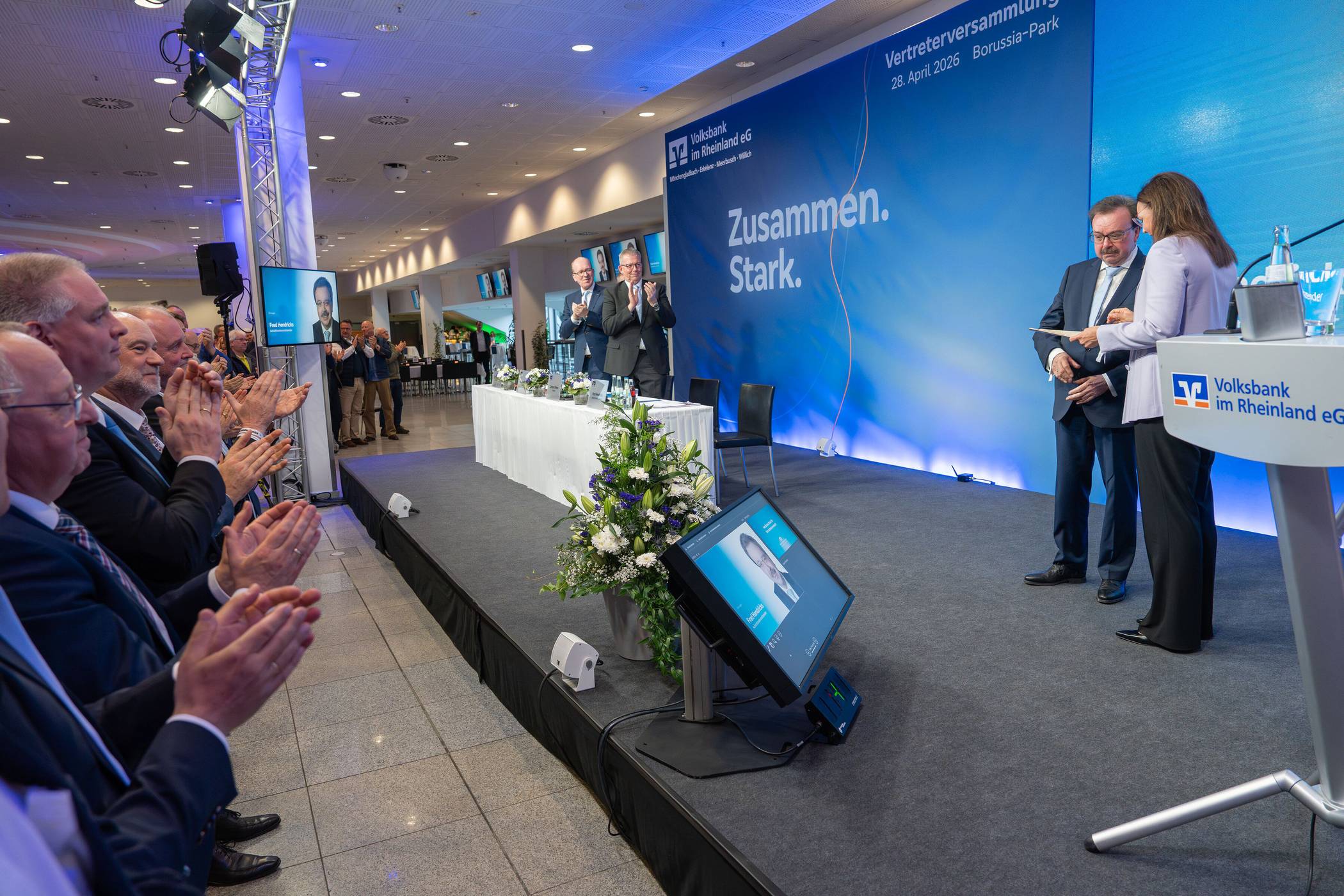 Für Fred Hendricks war es die letzte Vertreterversammlung der Volksbank im Rheinland eG. Er scheidet als Aufsichtsratsvorsitzender aus. Die Ehrung nahm Katja Lewalter-Düssel (Mitglied des Vorstandes Genoverbad) vor.