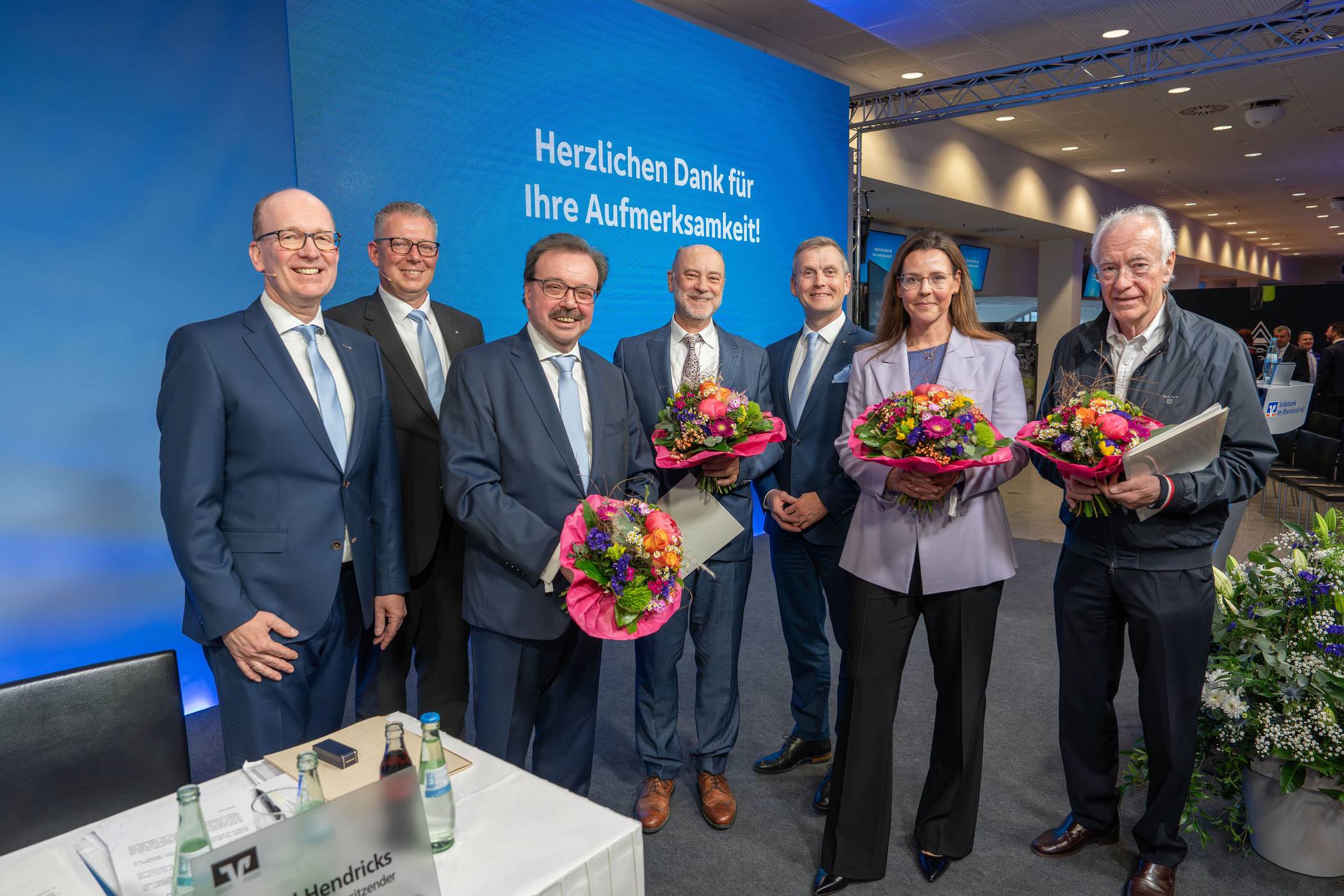 Der Vorstand mit Carsten Thören, Franz Meurers und Volker Klemm mit den ausscheidenden Mitgliedern des Aufsichtsrates und Katja Lewalter-Düssel.