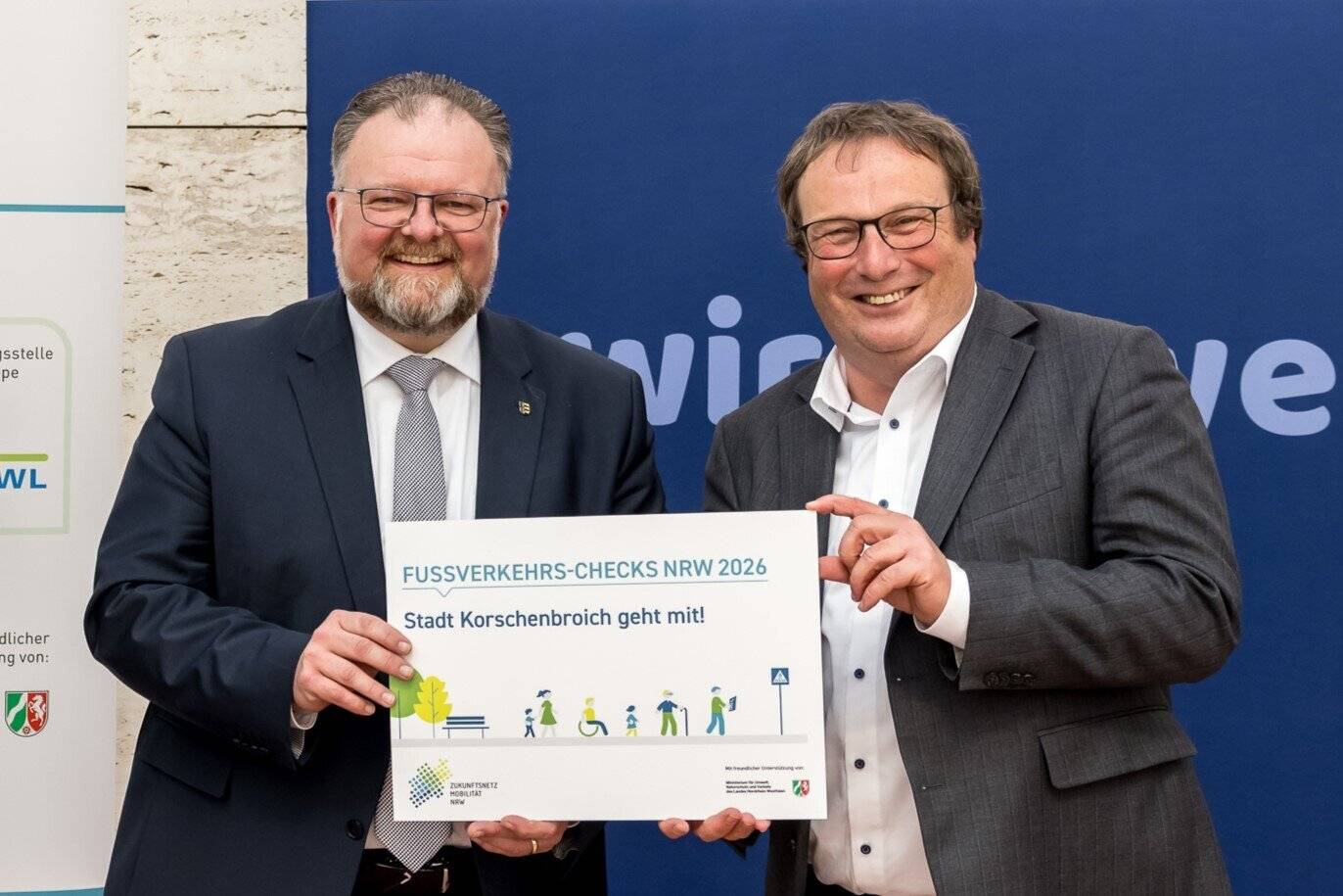 NRW-Umweltminister Oliver Krischer (r.) überreichte Bürgermeister Marc Venten in Düsseldorf die Urkunde zur Teilnahme der Stadt am Fußverkehrs-Check.