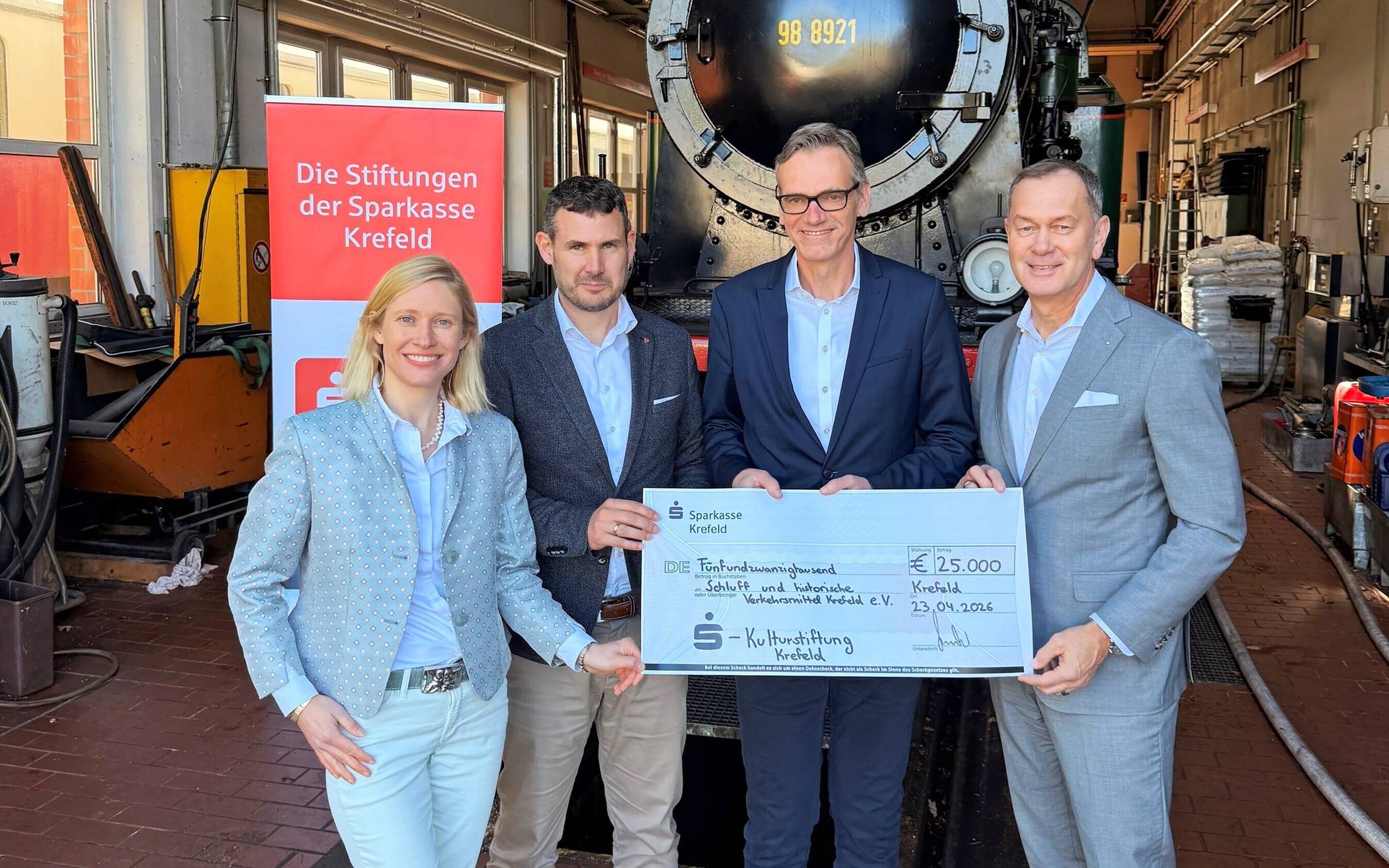 Silvia Pfaar (Referentin Stiftungen der Sparkasse Krefeld), Guido Stilling (technischer Geschäftsführer „Schluff und historische Verkehrsmittel Krefeld e.V.), Sebastian Ditges (Sparkasse Krefeld) und Stefan Grunwald (Vorstandsvorsitzender Sparkasse Krefeld) bei der Scheckübergabe (v.l.). 