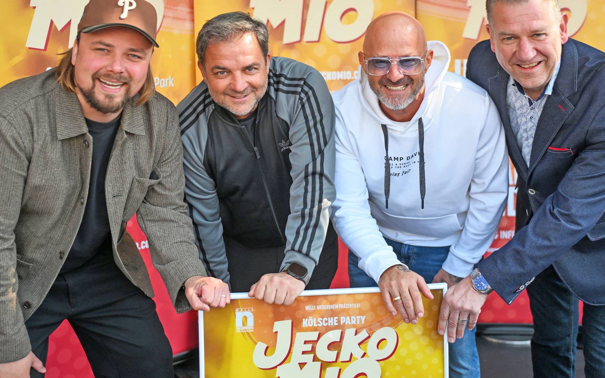  Peter Hoebertz (Mitveranstalter und Sänger), Martin Rütter (Mitveranstalter), Detlev Steves (Jeckomio-Botschafter) und Bernd Schoenmackers (Geschäftsführer Eissport- und Eventpark Grefrath, v.l.). 