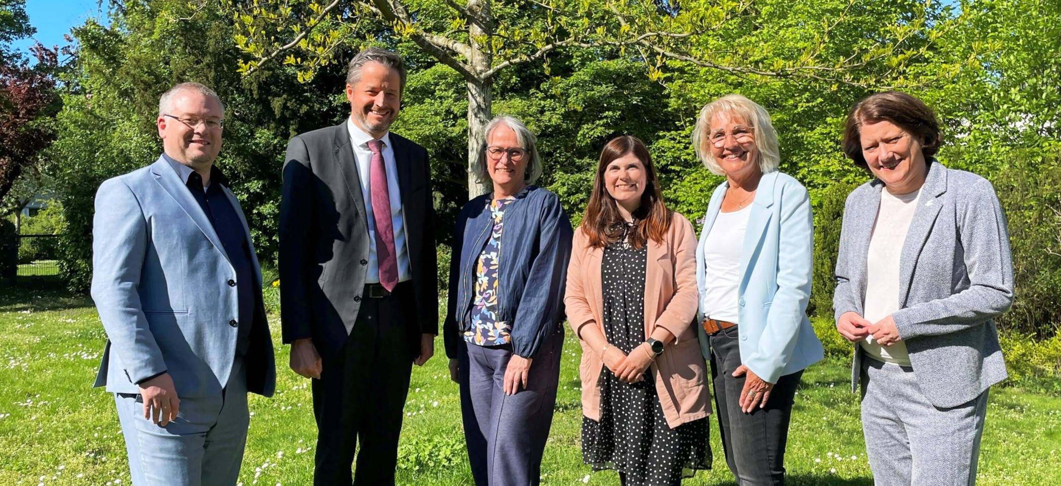 Vorfreude auf das Lesefest bei (v.l.): Philipp Siepen (Bürgermeister Jüchen), Christian Bommers (Bürgermeister Meerbusch), Bettina Schüren (Leiterin Stadtbibliothek Meerbusch), Alina Gries, Heidi Leenen (beide Initiatorinnen) und Landrätin Katharina Reinhold. 
