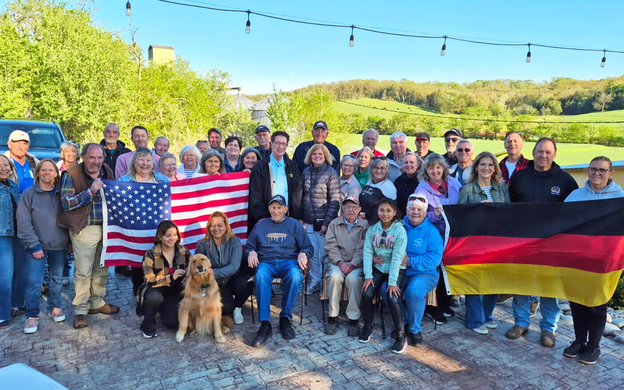 Mitglieder der German Heritage Society kamen kürzlich zusammen, um in Erinnerungen an deutsch-amerikanische Treffen zu schwelgen. 
