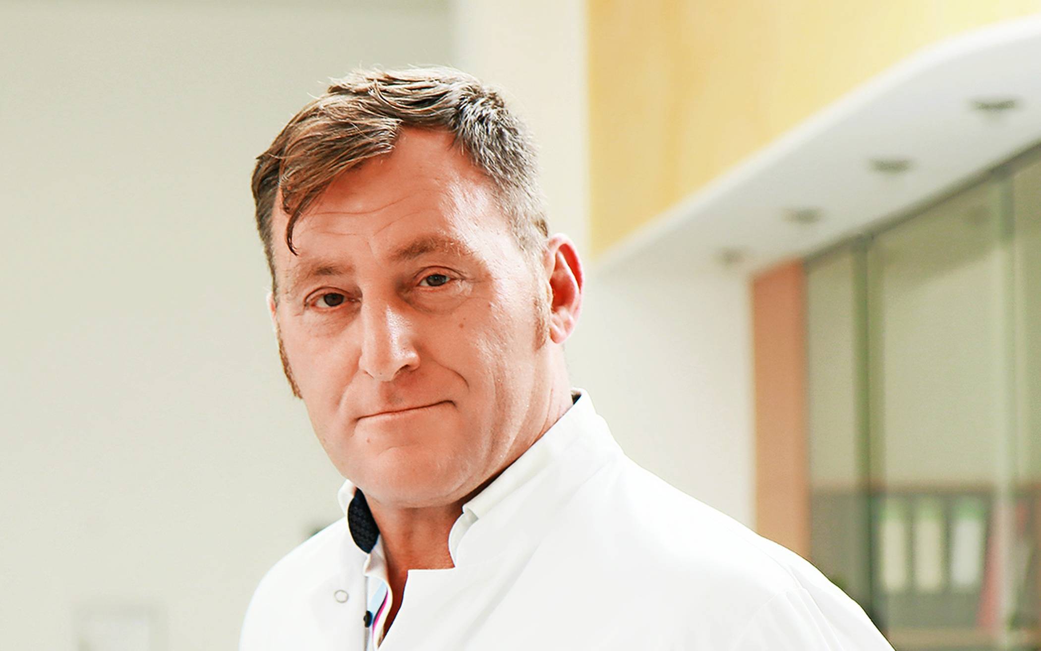  Tilmann E. Lewan ist Chefarzt der Klinik für Konservative Orthopädie und Schmerztherapie  . 