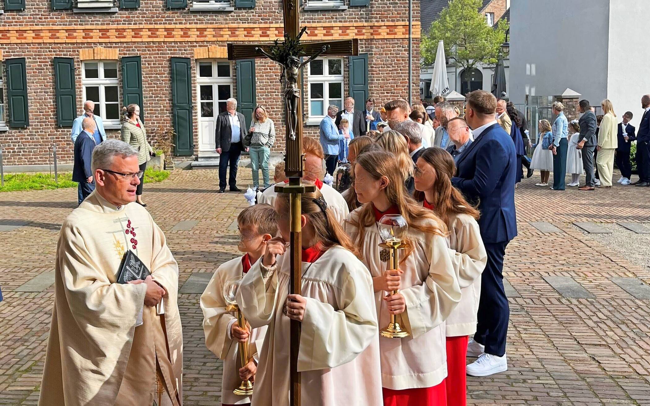 In Lank-Latum empfingen 106 Kinder das