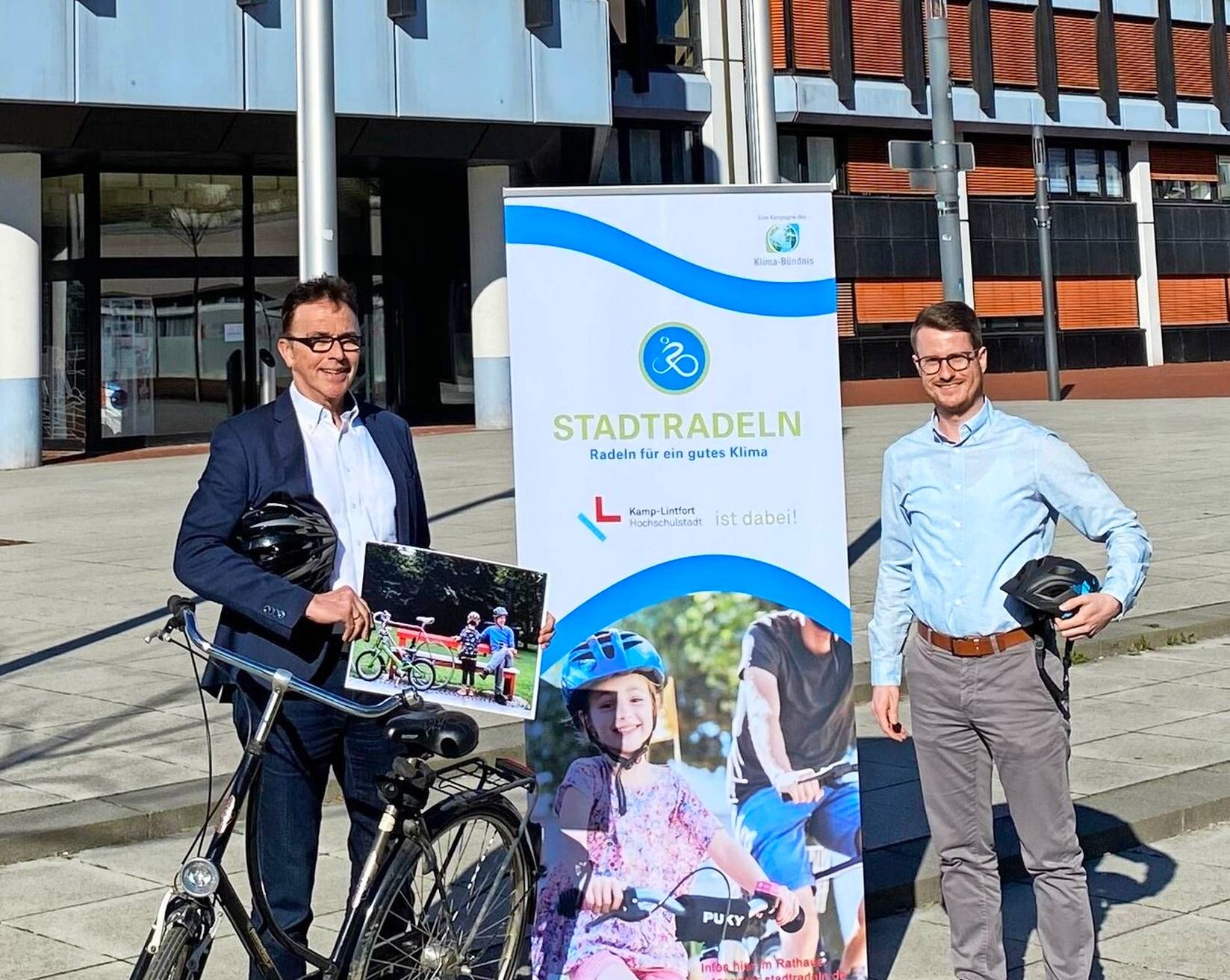  10 Jahre Stadtradeln in Kamp-Lintfort: Bürgermeister Christoph Landscheidt und Christopher Tittmann (Stabstelle: Klimaschutz und Klimafolgenanpassung) rufen die Kamp-Lintforter Bürgerinnen und Bürger auf, ihr Auto stehen zu lassen und stattdessen kräftig in die Pedale zu treten. 