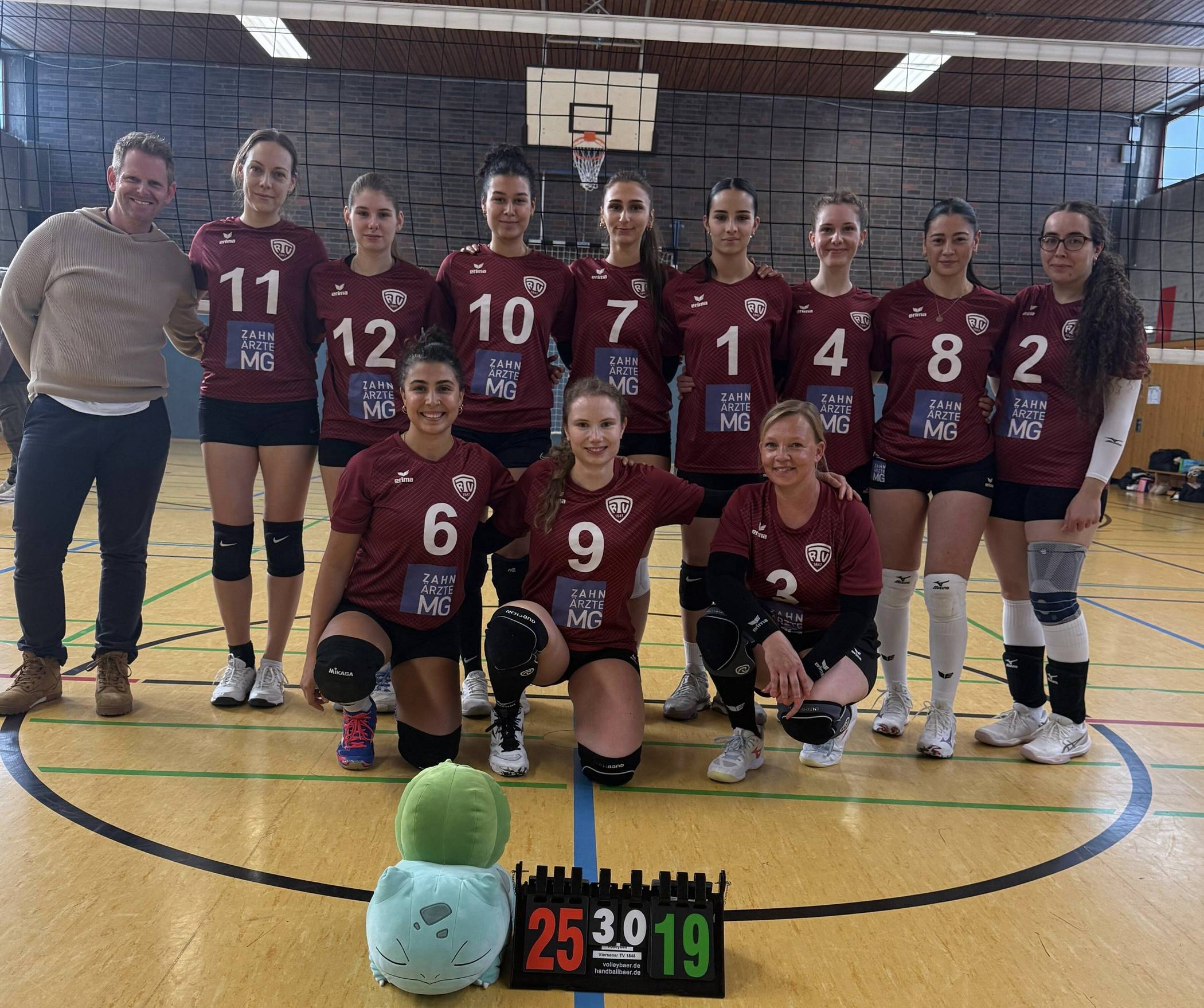 Die glücklichen Volleyball-Damen vom RTV mit ihrem Trainer.