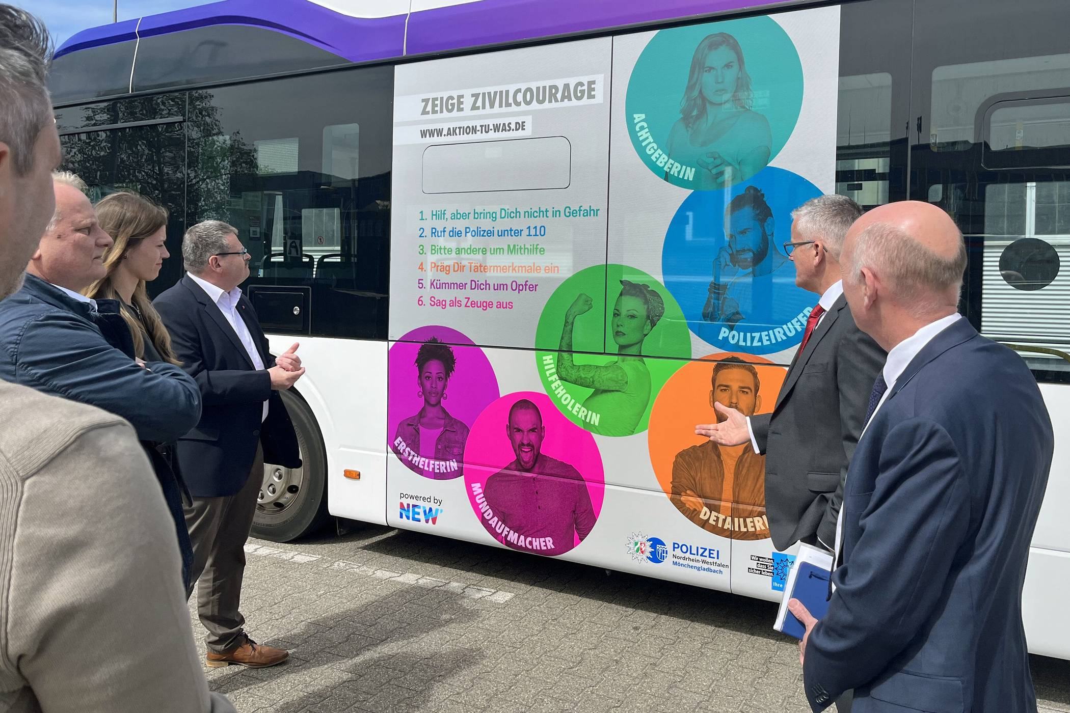  Mit einer Kampagne auf Bussen setzen die Polizei Mönchengladbach und die NEW ein sichtbares Zeichen für Zivilcourage im öffentlichen Raum. 