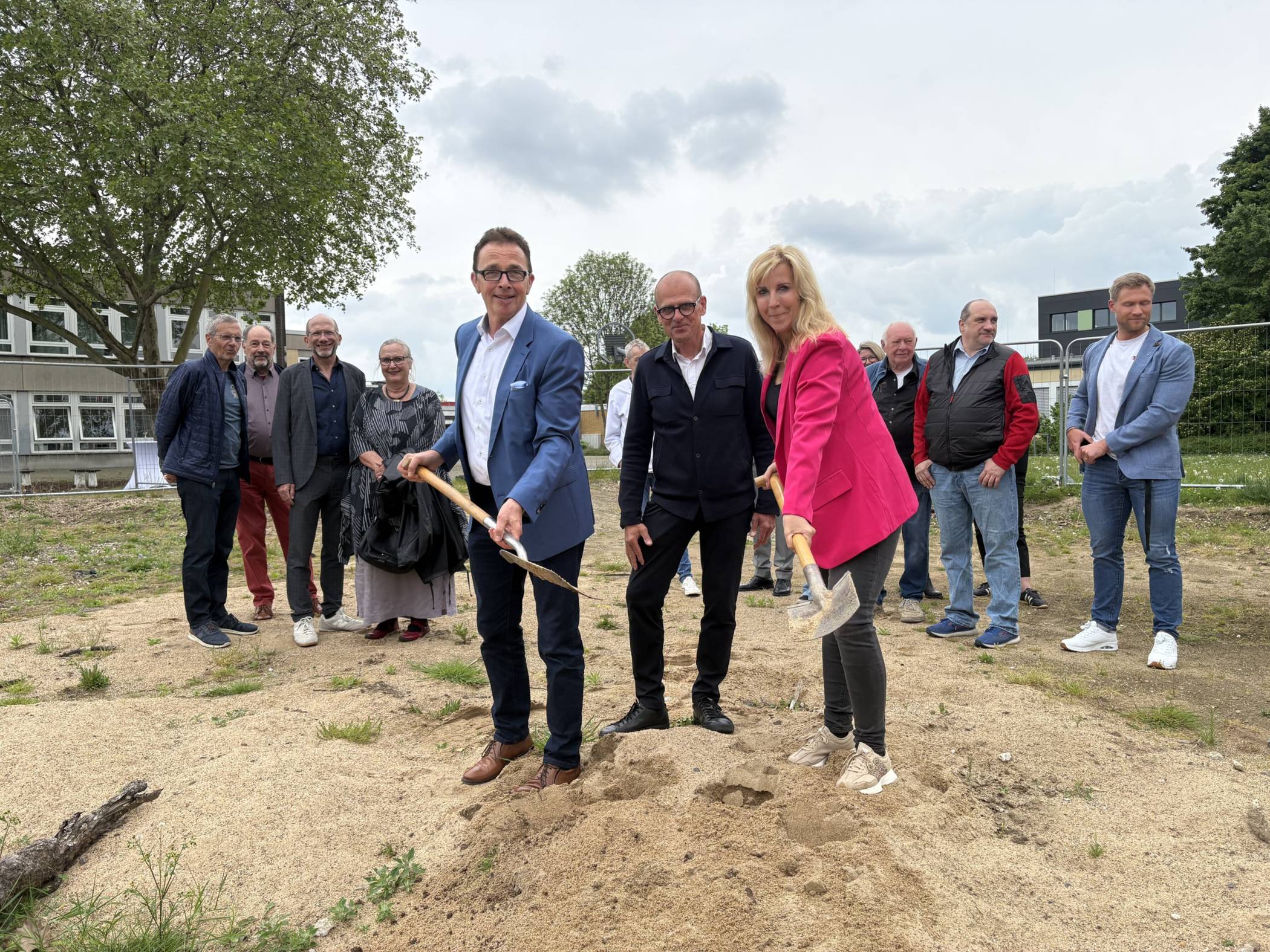  Symbolischer Spatenstich mit (vorne v.l.): Bürgermeister Prof. Dr. Christoph Landscheidt, Architekt Dipl.-Ing. Eckehard Wienstroer (WAS PartGmbB) und Schulleiterin Claudia Biro. 