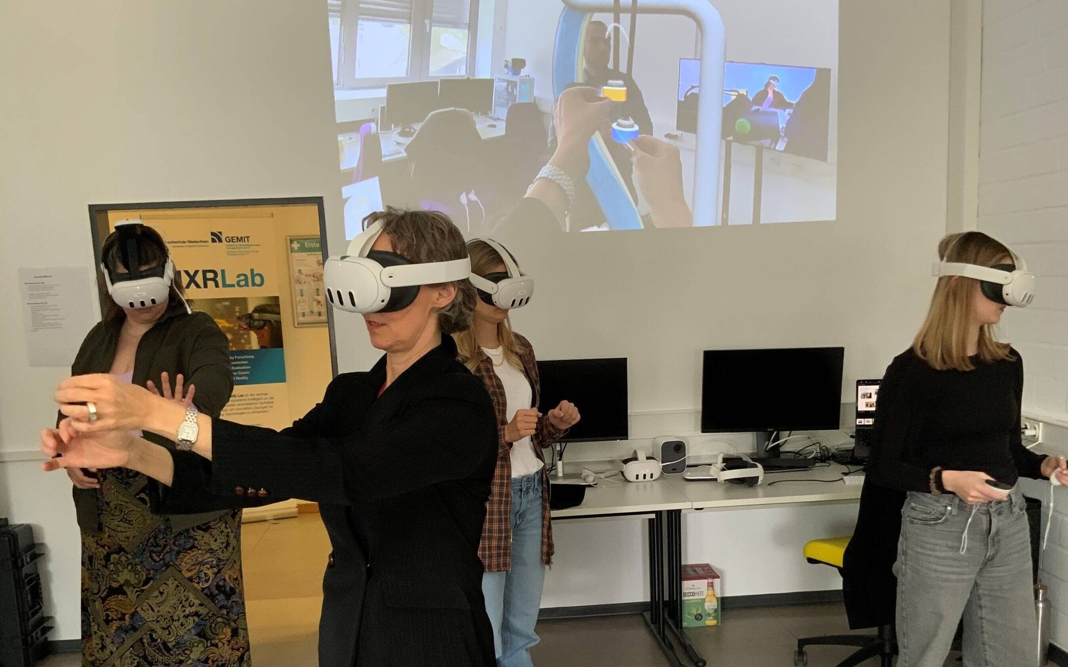  Professorin Dr. Marina-Elena Wachs erprobt und vergleicht die Meta-Quest-Brille und die Apple-VR-Brille für den Einsatz in interdisziplinären Projekten (2025-2026). 