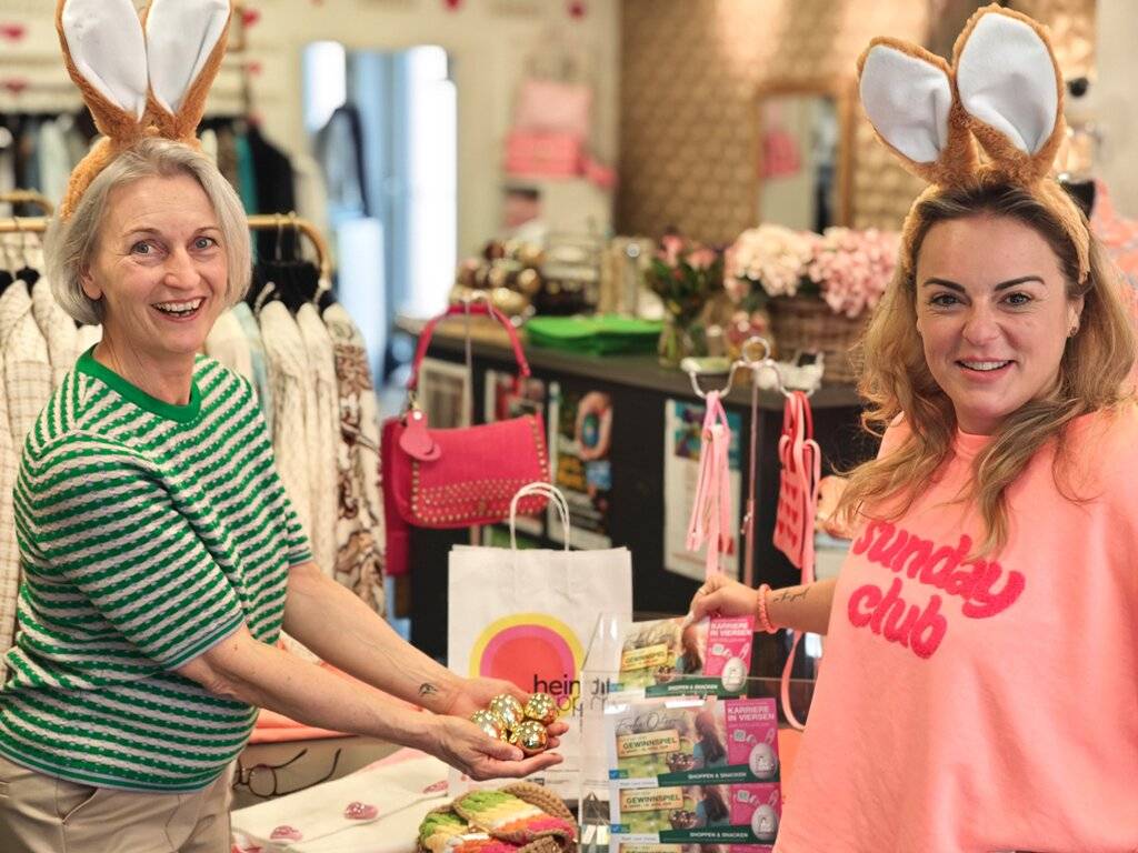  Susanne Laurenz vom Citymanagement (links) und Denise Tiffany Wassenberg von der Boutique Goldstück bei der Ziehung der Gewinn-Lose.   