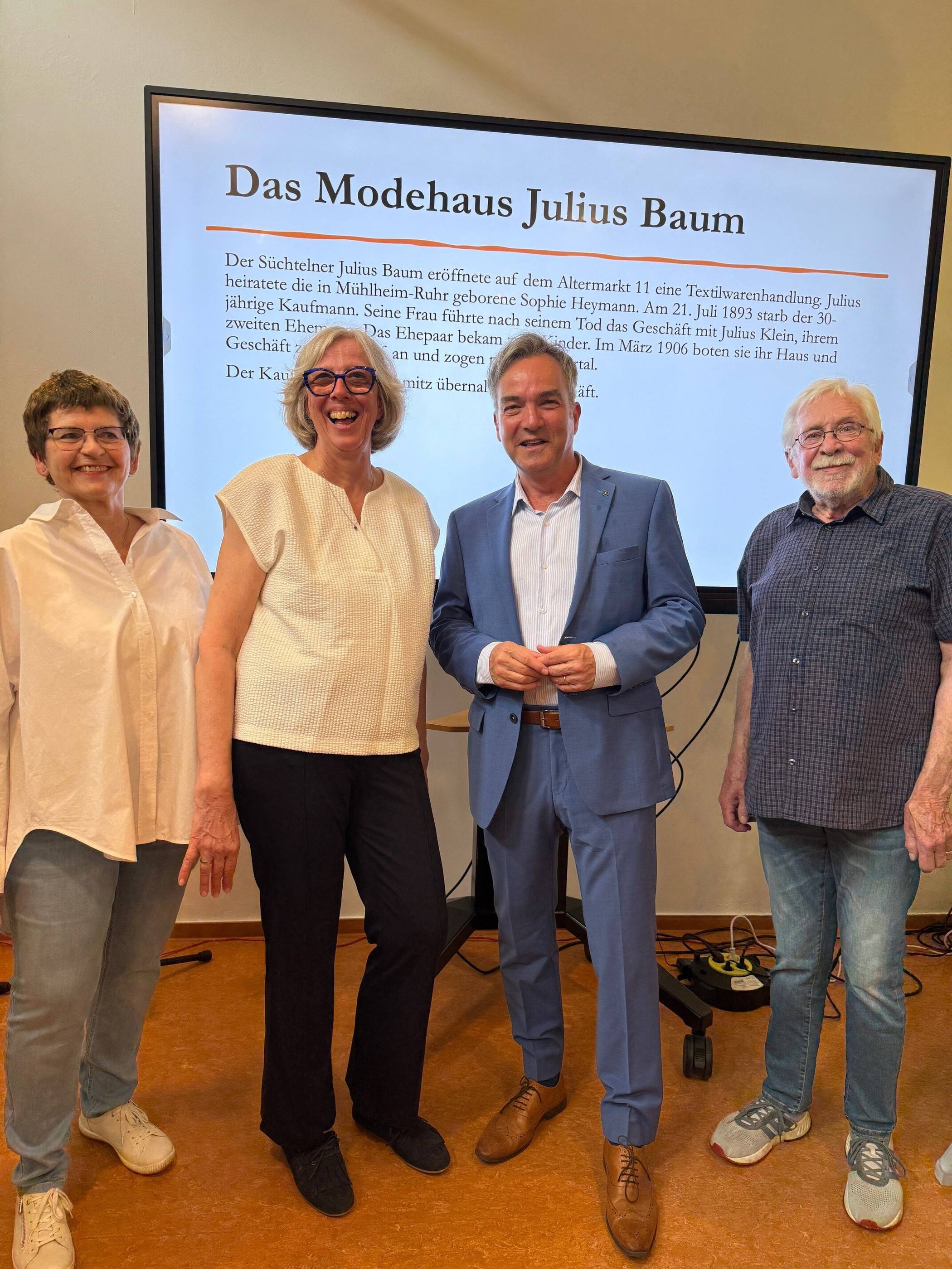  Bei der Eröffnung der Ausstellung (v.r.): Willi Korn (2. Vorsitzender Verein für Heimatpflege Viersen), Bürgermeister Christoph Hopp, Beatrix Wolters (1. Vorsitzende Verein für Heimatpflege Viersen) und Jutta Pitzen (Vorstand Verein für Heimatpflege Viersen). 