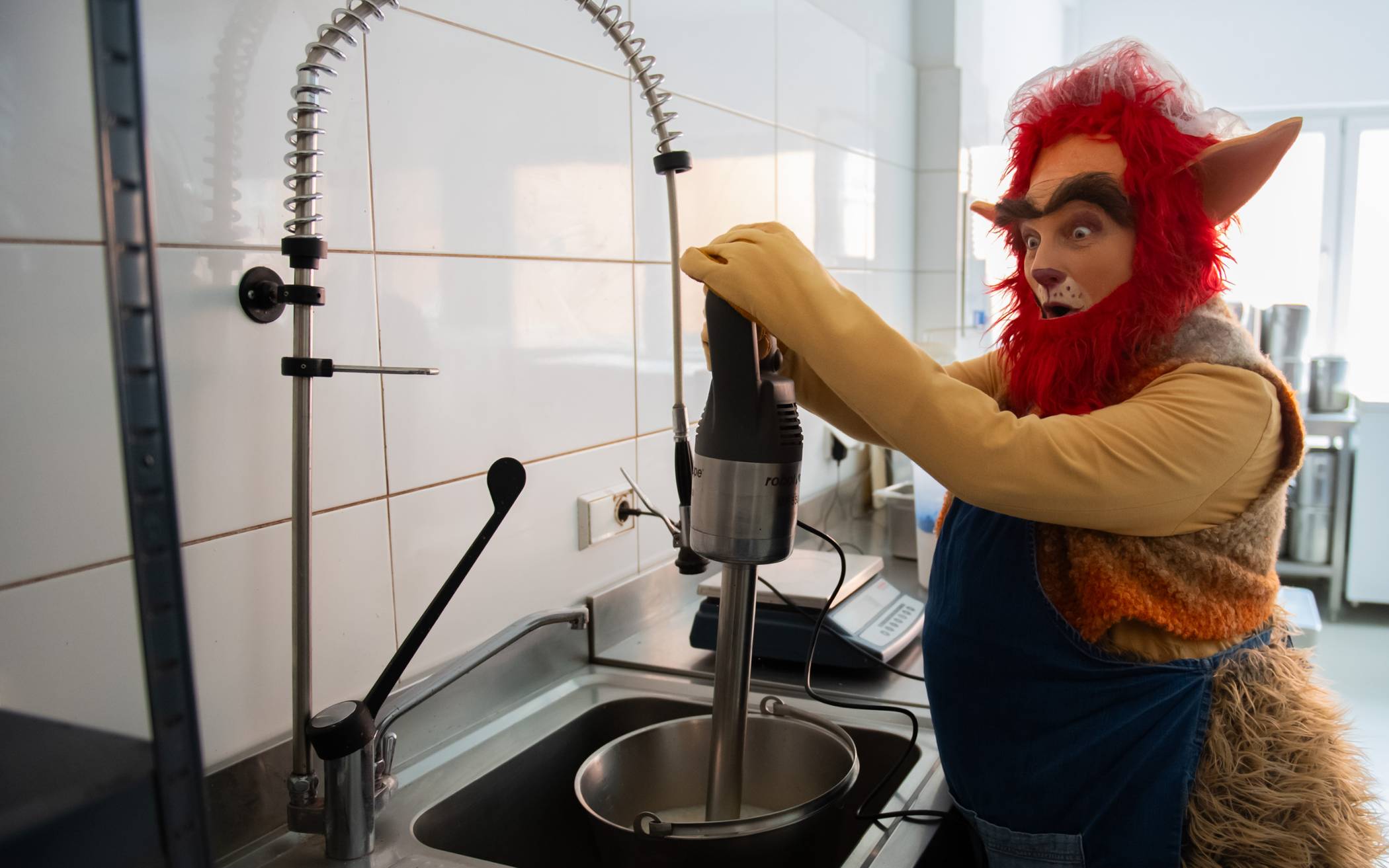  Trollpatsch, das gutmütige Fabelwesen aus dem Kindermusical „Einhörner gibt es hier nicht!“, hat im Eislabor mitgemischt. 