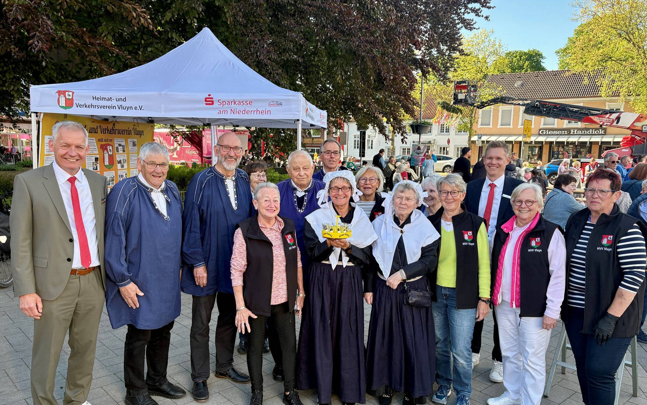 Übergabe des neuen Pavillons an den Heimat- und Verkehrsverein Vluyn, ganz links: Sparkassenvorstand Bernd Zibell, 3.v. rechts: Björn Bremeyer. Für den HVV-Vorstand bedankten sich Elke Wimmer (4.v.r.) und Hermann Düsterbeck (3.v.l.). 