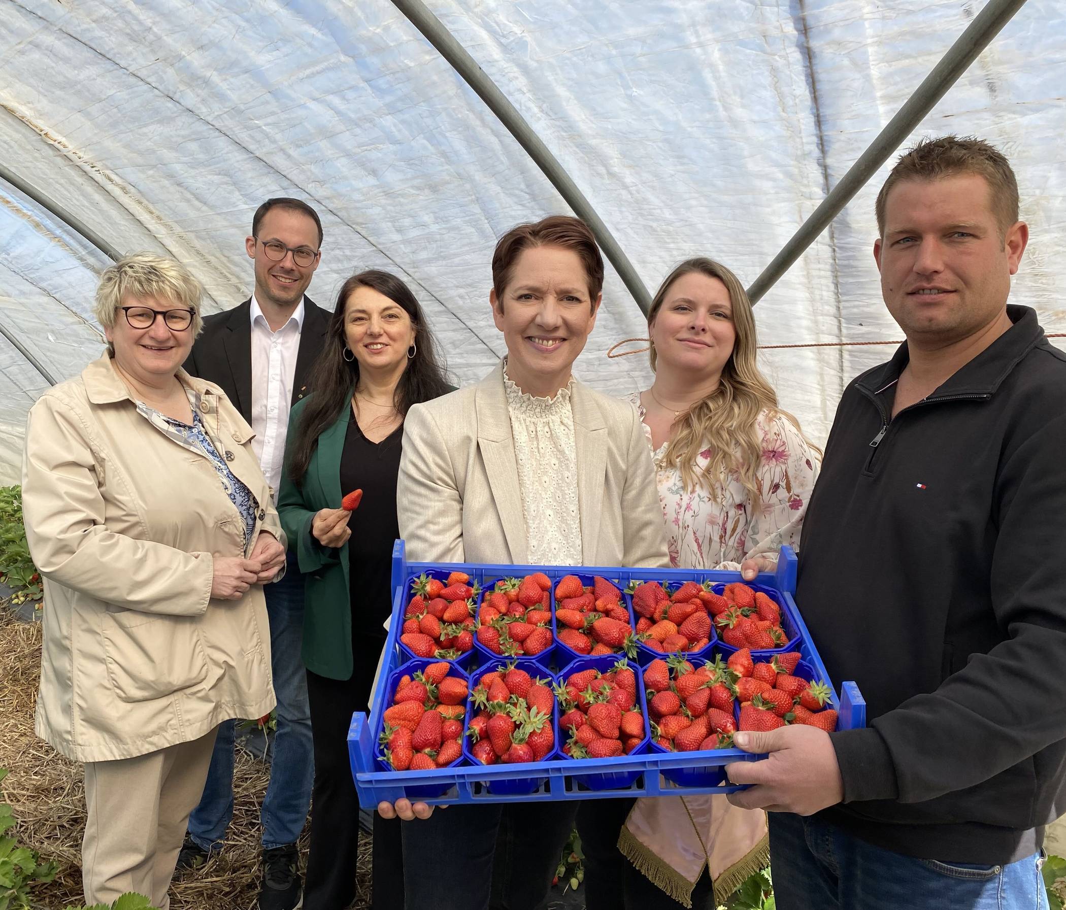 MdL Britta Oellers, Bürgermeister Kevin Schagen, MdL Meral Thoms, Ministerin für Landwirtschaft und Verbraucherschutz des Landes Nordrhein-Westfalen Silke Gorißen, Apfelkönigin Nina I. und Obstbauer Bernd Fruhen (v.l.).