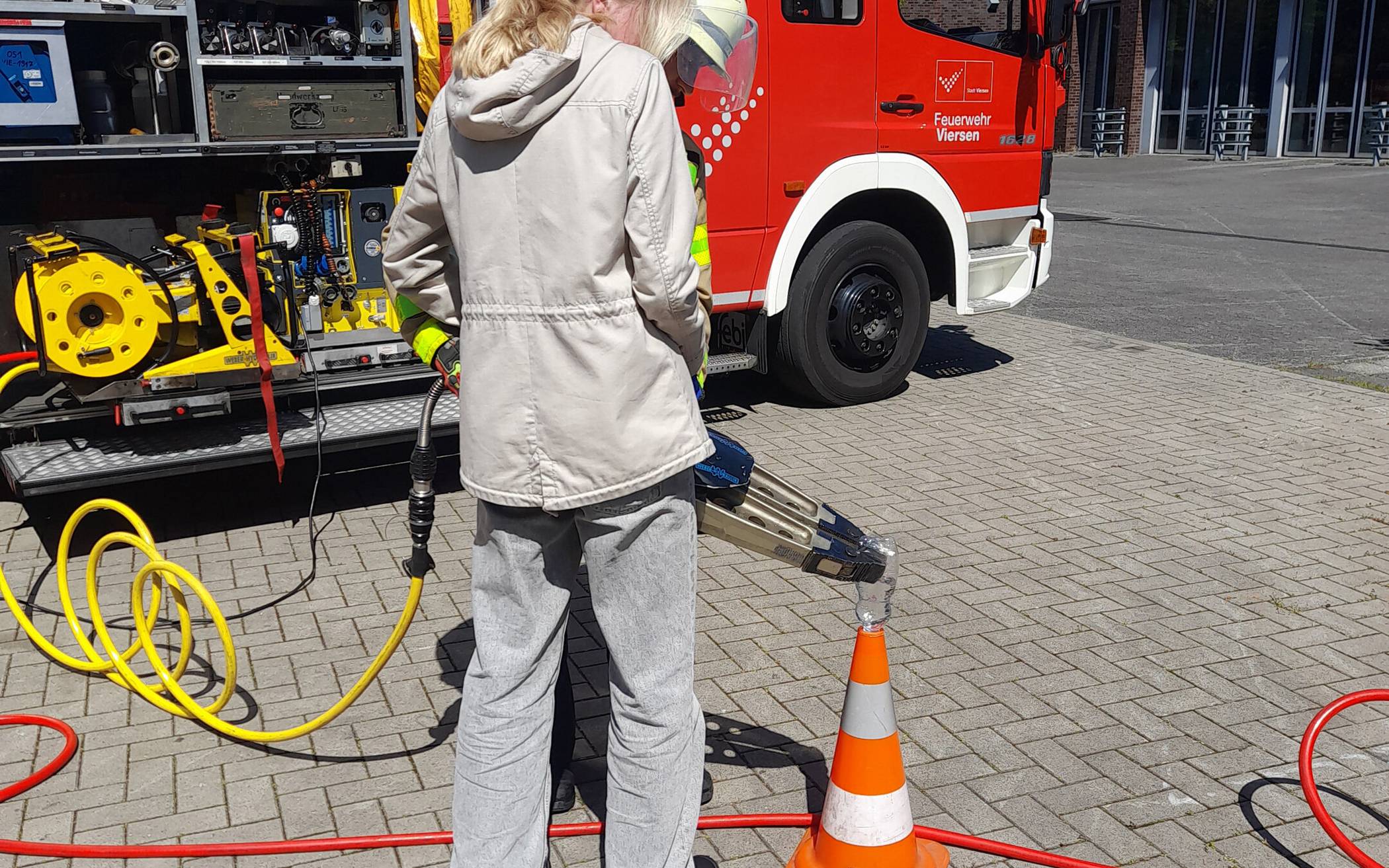 Die Mädchen durften bei der Feuerwehr