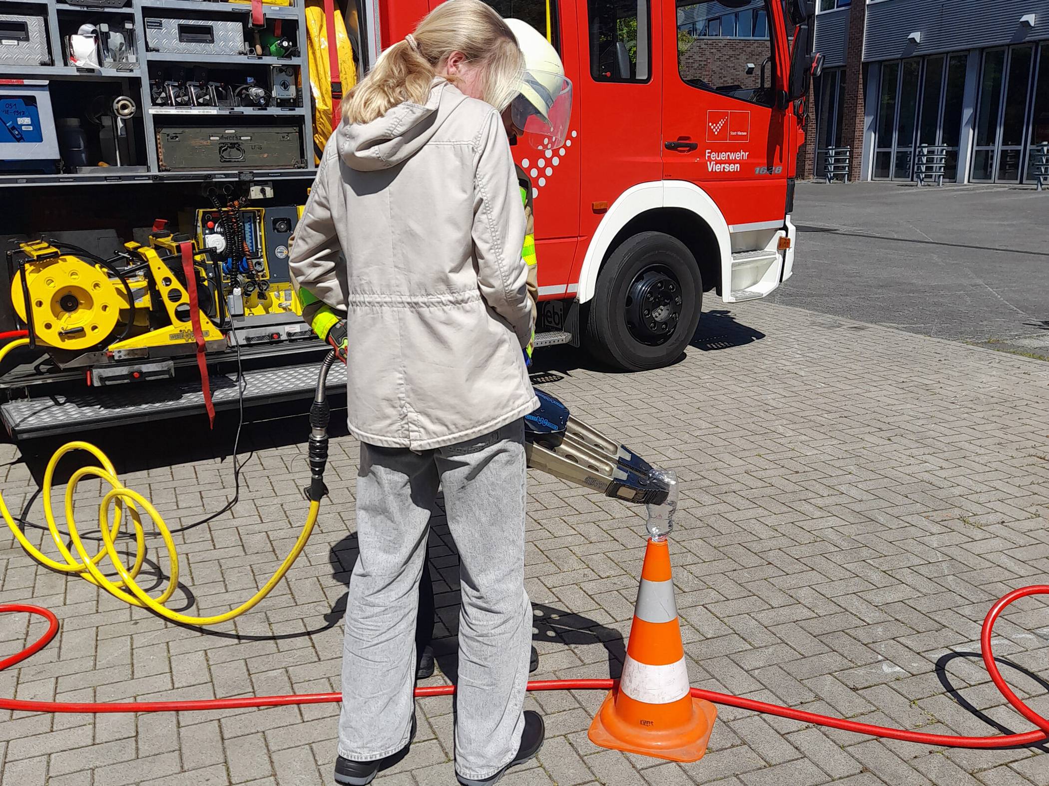  Die Mädchen durften bei der Feuerwehr mit anpacken.   