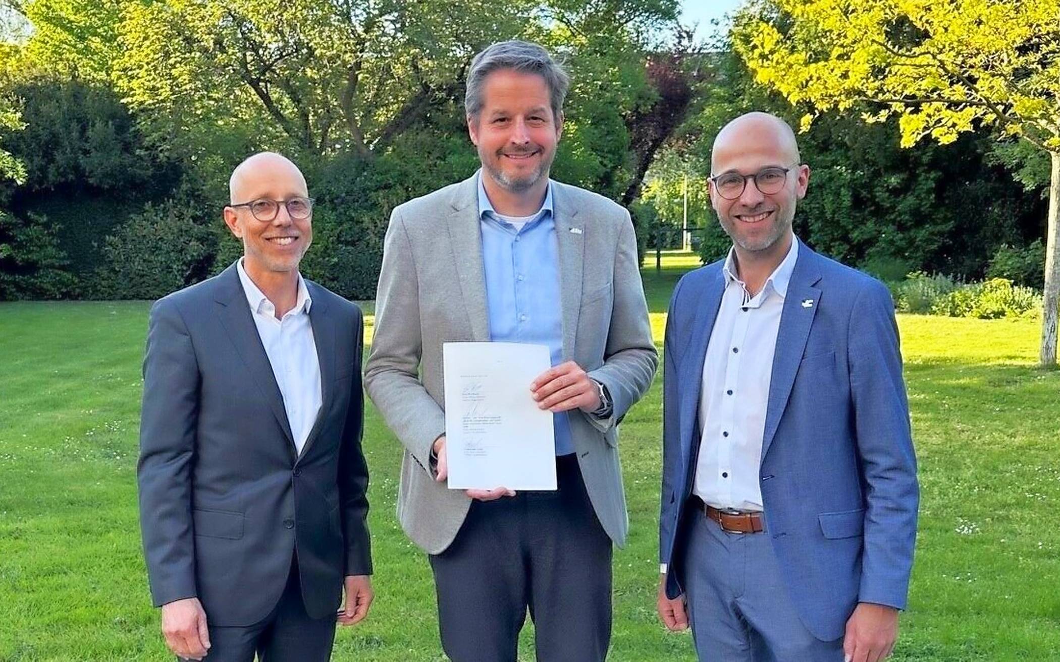  Bürgermeister Christian Bommers (Mitte) mit den Genossenschaftspartnern Martin Dornieden (Fairhome GmbH, l.) und Benjamin Josephs (Koordinierungsgesellschaft für preisgünstigen und bezahlbaren Wohnraum). 