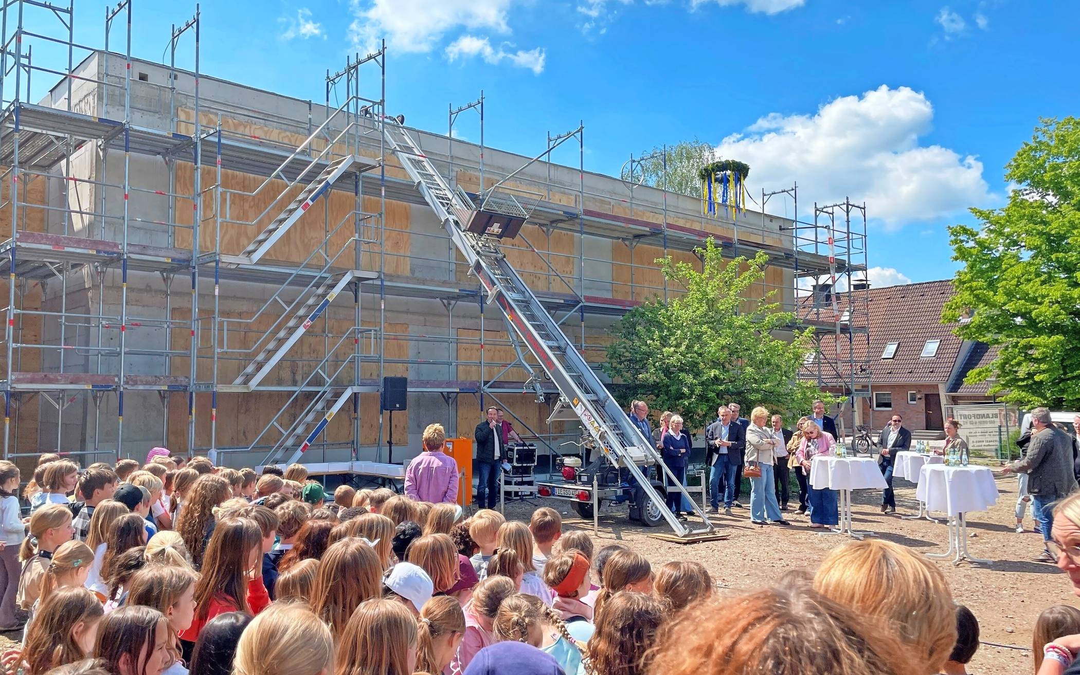  Der Rohbau des Erweiterungsbaus der Eichendorff-Grundschule in Osterath ist fertig. Jetzt wurde Richtfest gefeiert. 