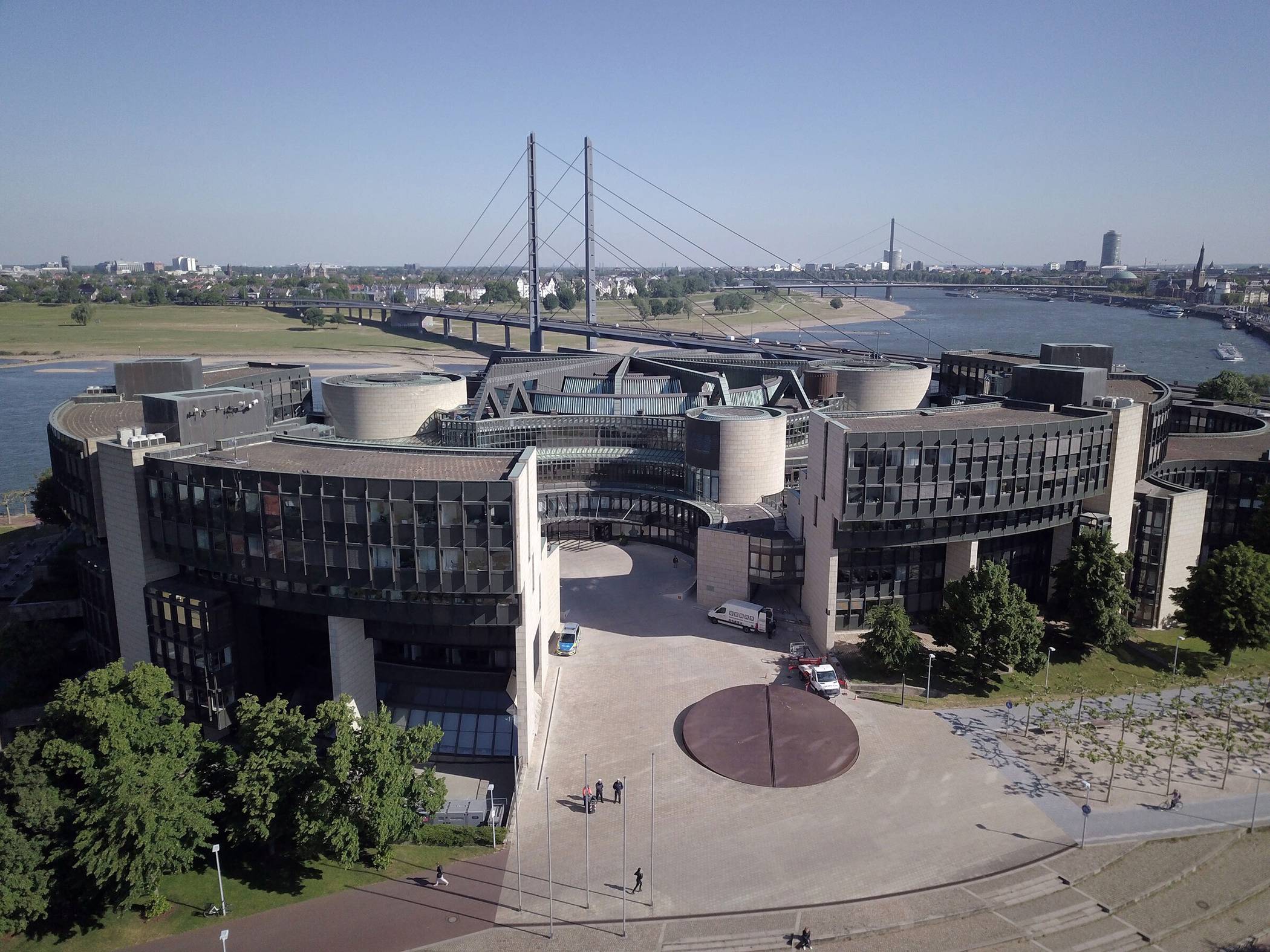  Der Landtag in Düsseldorf lädt ein. 