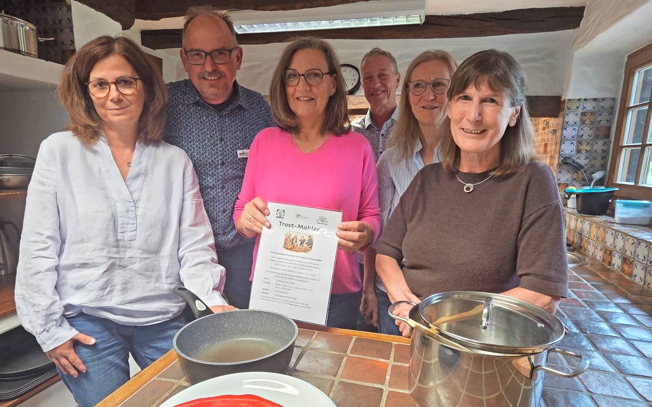  Bieten gemeinsam die Trost-Mahlzeit an, die zum ersten Mal am 20. Mai veranstaltet wird: Judith Knipp vom KRUMM sowie Michael Beckmann, Eva Gröger, Jürgen Kantchen und Britta Jartwig von der Hospizinitiative Kreis Viersen als auch Katrin Richter vom Ernährungsrat Kreis Viersen (von links).  