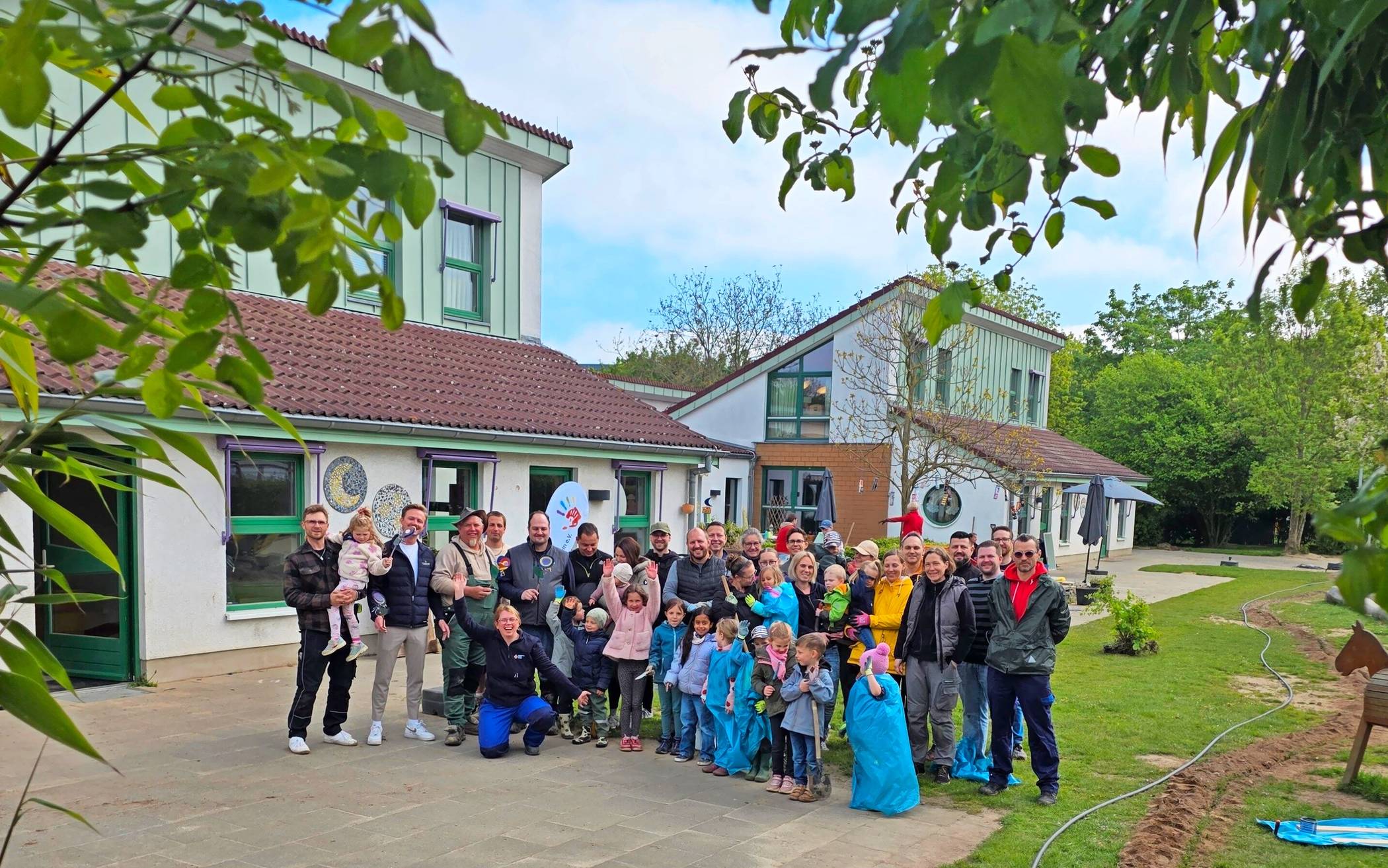 Viele fleißige Helfer aus Erziehern, Eltern, Kindern und hiesigen Handwerken haben am Samstag mitgeholfen bei der Gestaltung der neuen Außenanlage an der DKR-Kita in Wekeln.  
