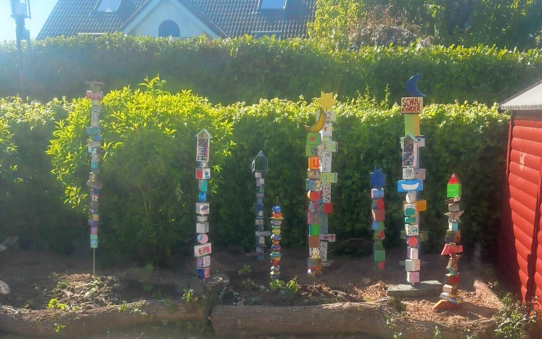 Die Skulpturen der Vorschulkindern haben ebenfalls einen neuen Platz zwischen Gartenhäuschen und buntem Bauwagen gefunden. Foto: Privat