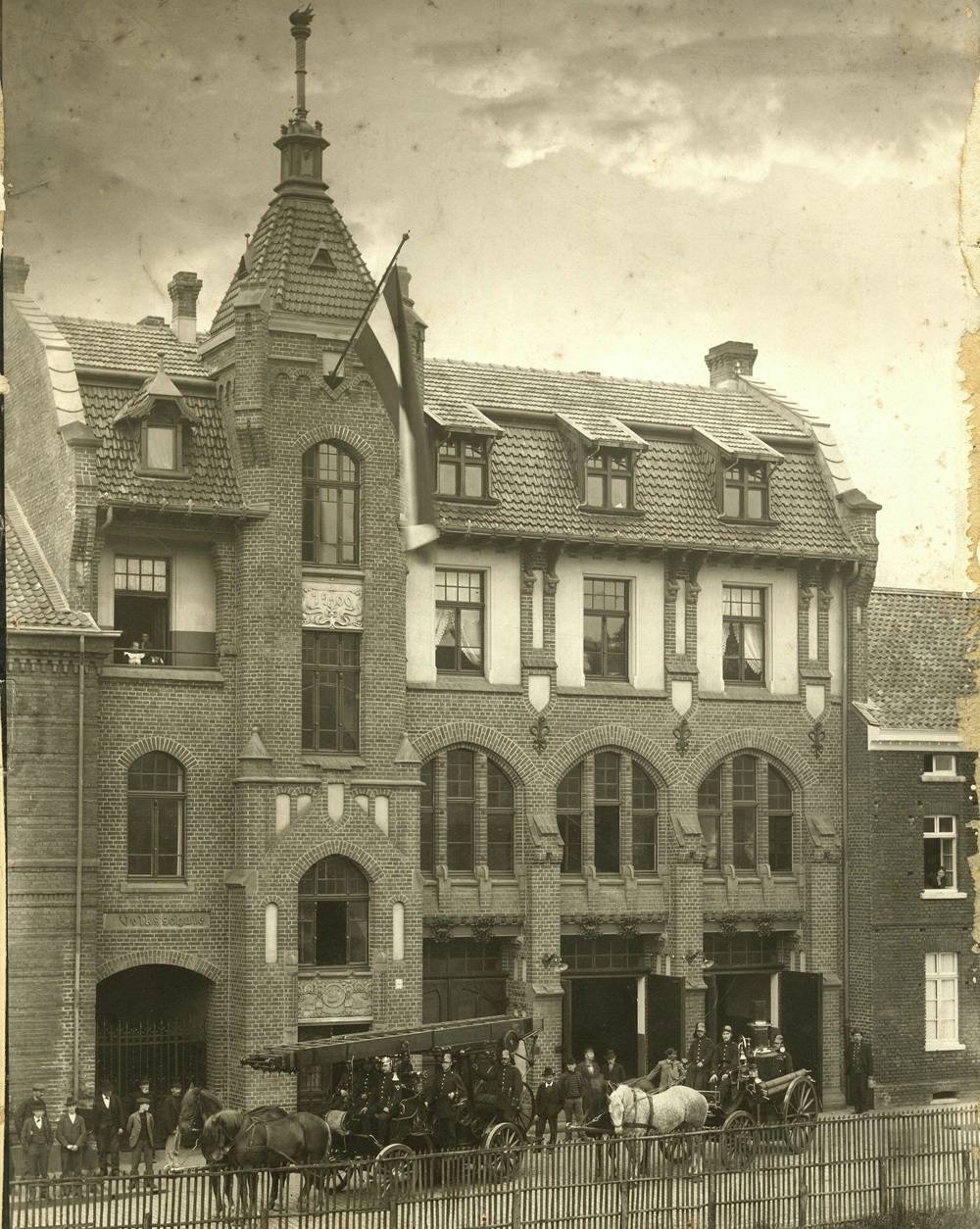  Der 1. Löschzug der Berufsfeuerwehr Mönchengladbach vor der Feuerwache auf der Fliethstraße.  
