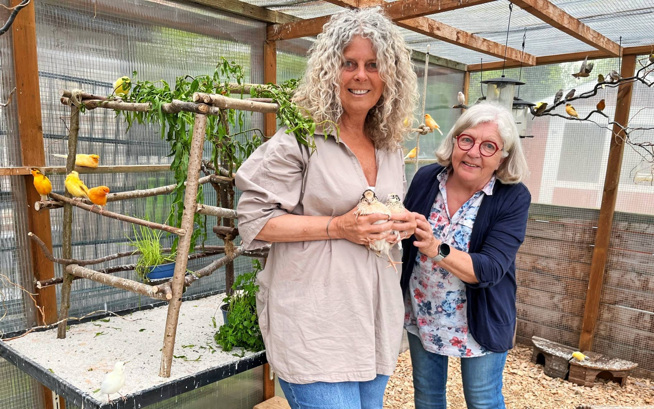  Christiane Beuke (l.) und Monika Aschenbroich in der großen Voliere. Aus Mini-Käfigen befreite Kanarienvögel und aus Qualzucht gerettete Wachteln leben hier förmlich auf. 