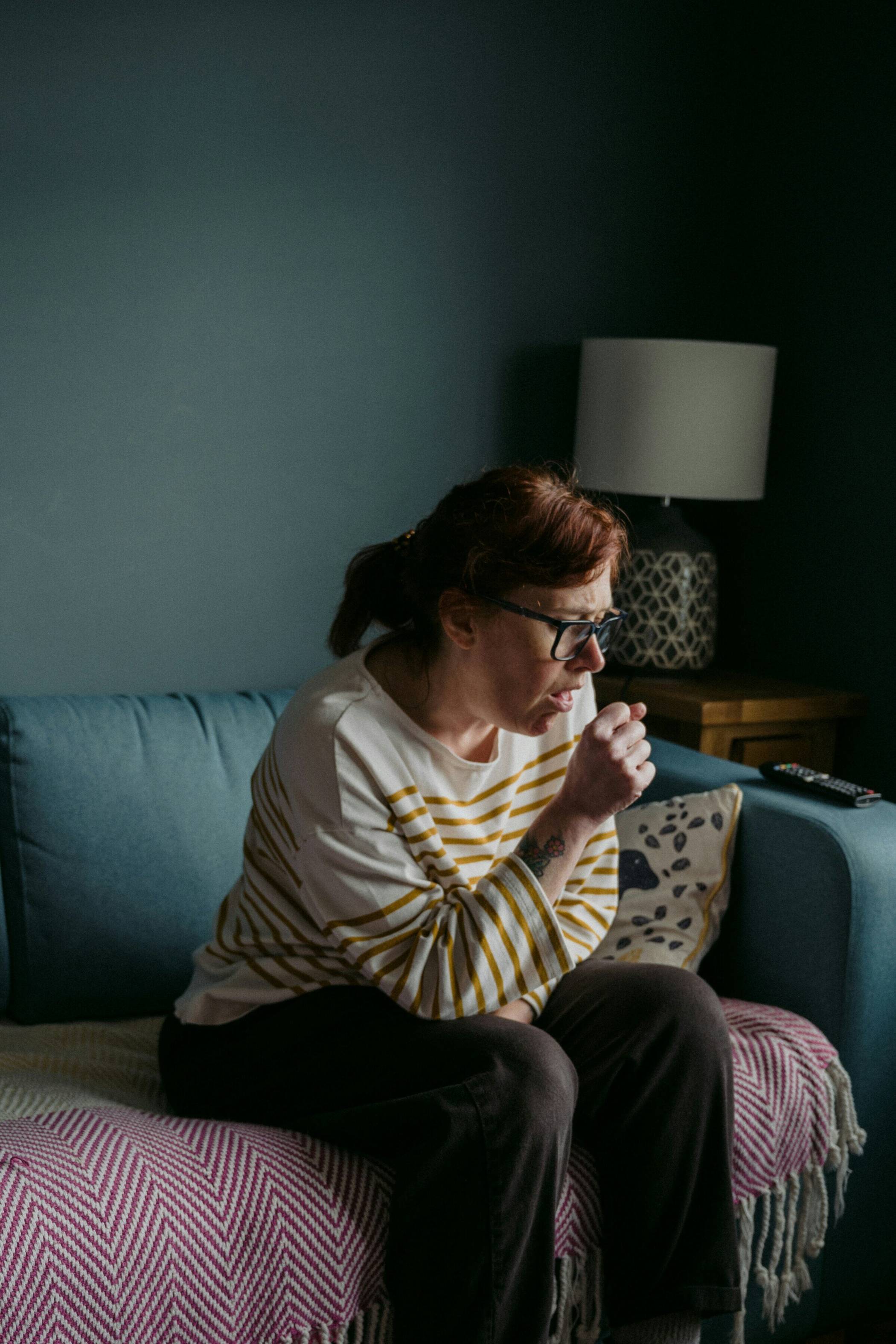  Husten, Atemnot und Engegefühl in der Brust sind typische Symptome von COPD. 