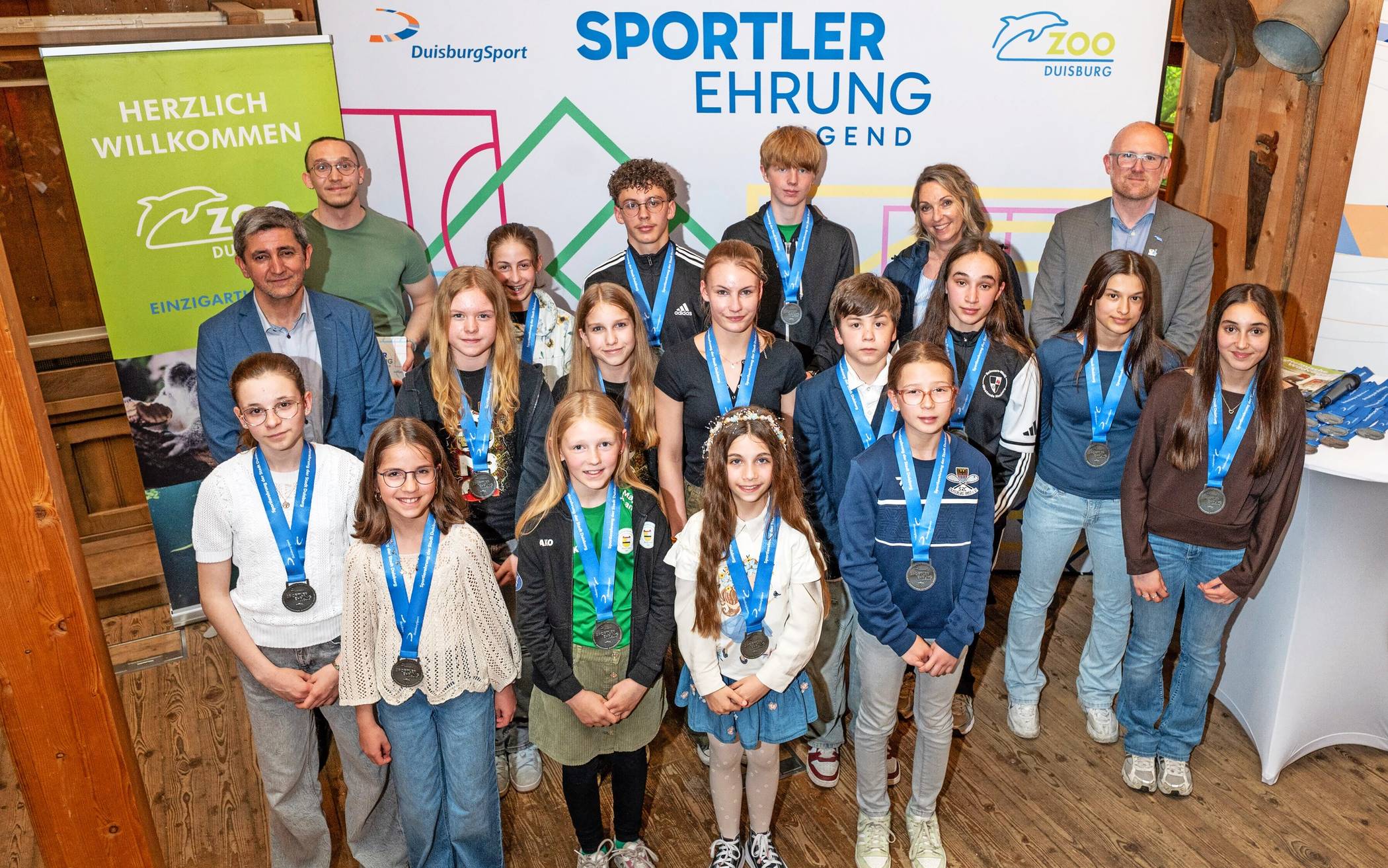 Oberbürgermeister Sören Link, Özan Aksu und die geehrten Jungen und Mädchen im Entdeckerhaus des Zoos. 