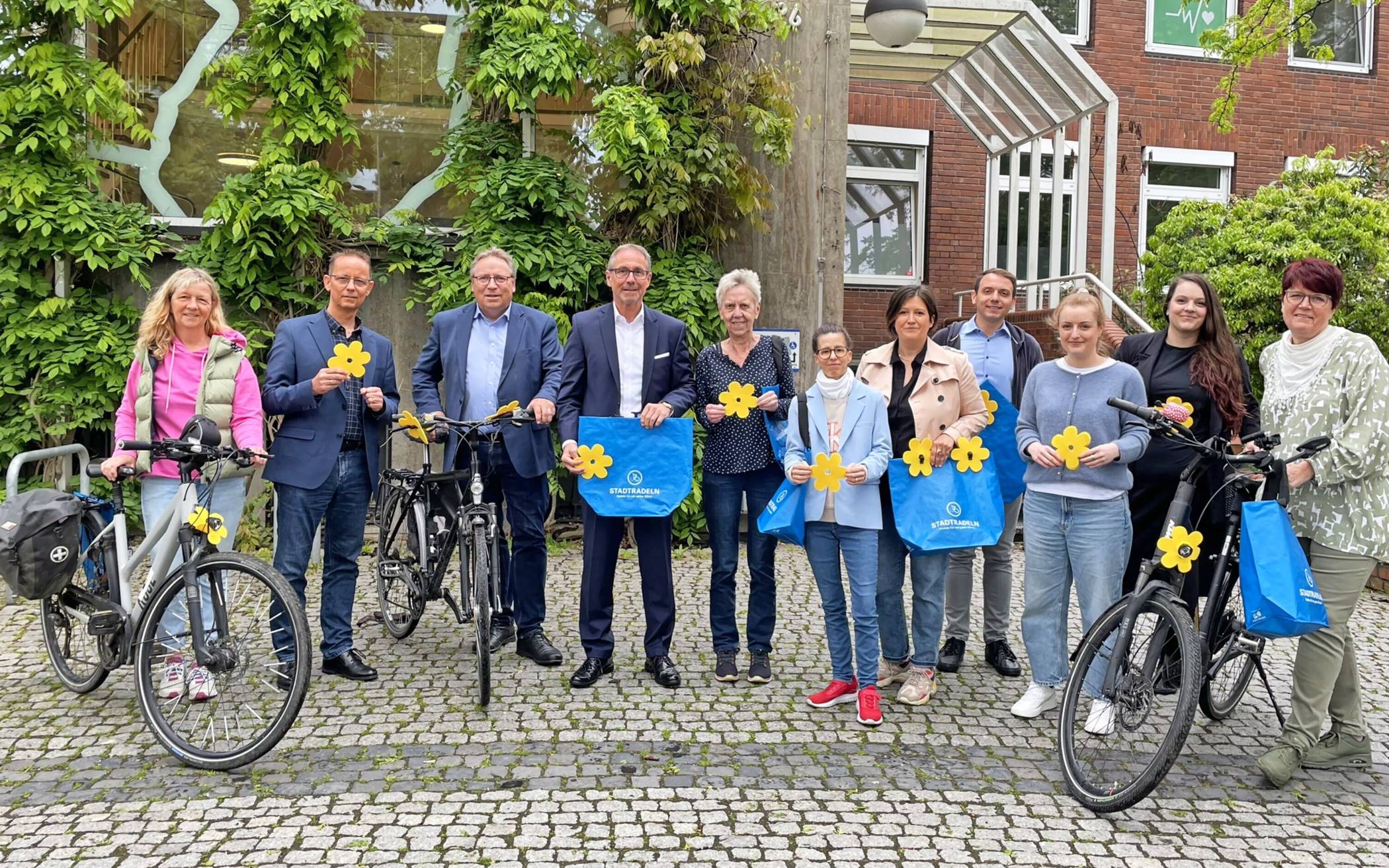 Stadtrateln beim Stadtradeln: In diesem Jahr übernimmt der Rat der Stadt Neukirchen-Vluyn gemeinsam die Rolle des Stadtradeln-Stars. Bürgermeister Schauenberg und Volksbank-Chef Lohmann sind begeistert von dem Engagement. 