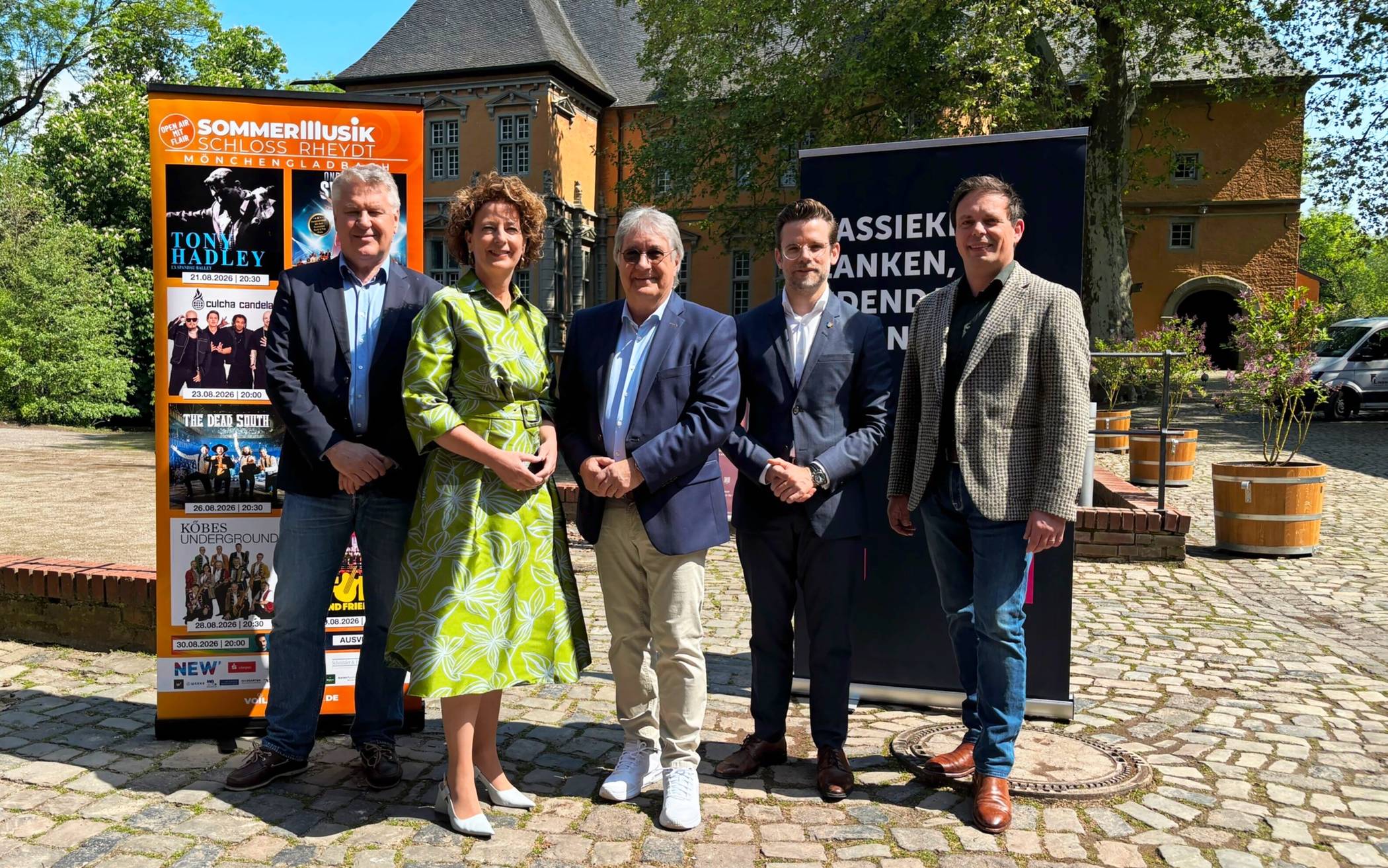 Stellten das Programm des Klassik Open Airs vor (v.l.): Dr. Karlheinz Wiegmann, Leiter Museum Schloss Rheydt, die Roermonder Bürgermeisterin Yolanda Hoogtanders, SommerMusik-Chef Günter vom Dorp, Oberbürgermeister Felix Heinrichs und Martij Pepes, Leiter der Heritage Sinfonietta.   