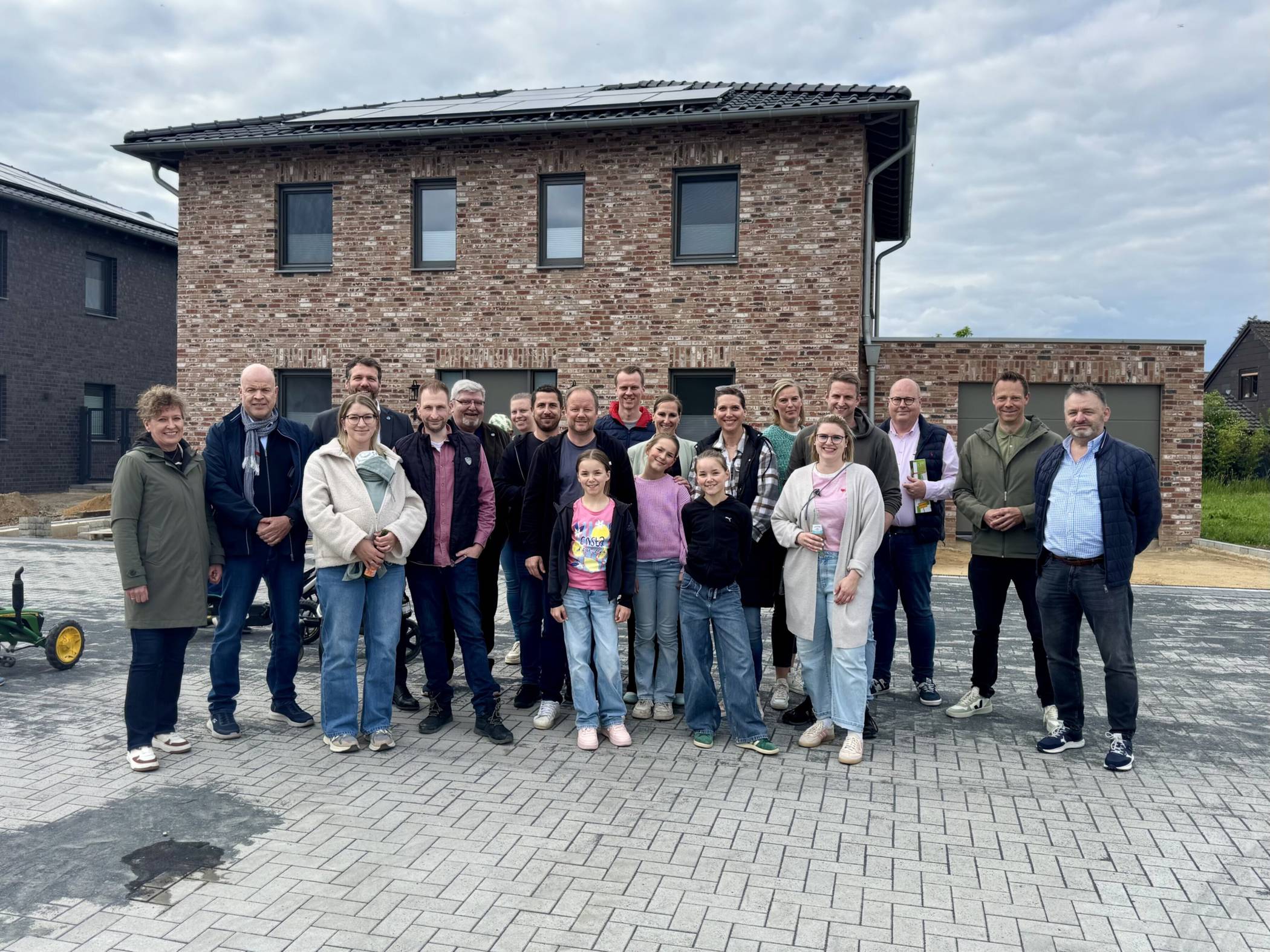 Mit zahlreichen Gästen aus der Nachbarschaft sowie Vertretern aus Politik und Verwaltung ist die neu ausgebaute Straße „Pastorskamp“ in Schwalmtal-Dilkrath feierlich eingeweiht worden. Foto: Gemeinde Schwalmtal