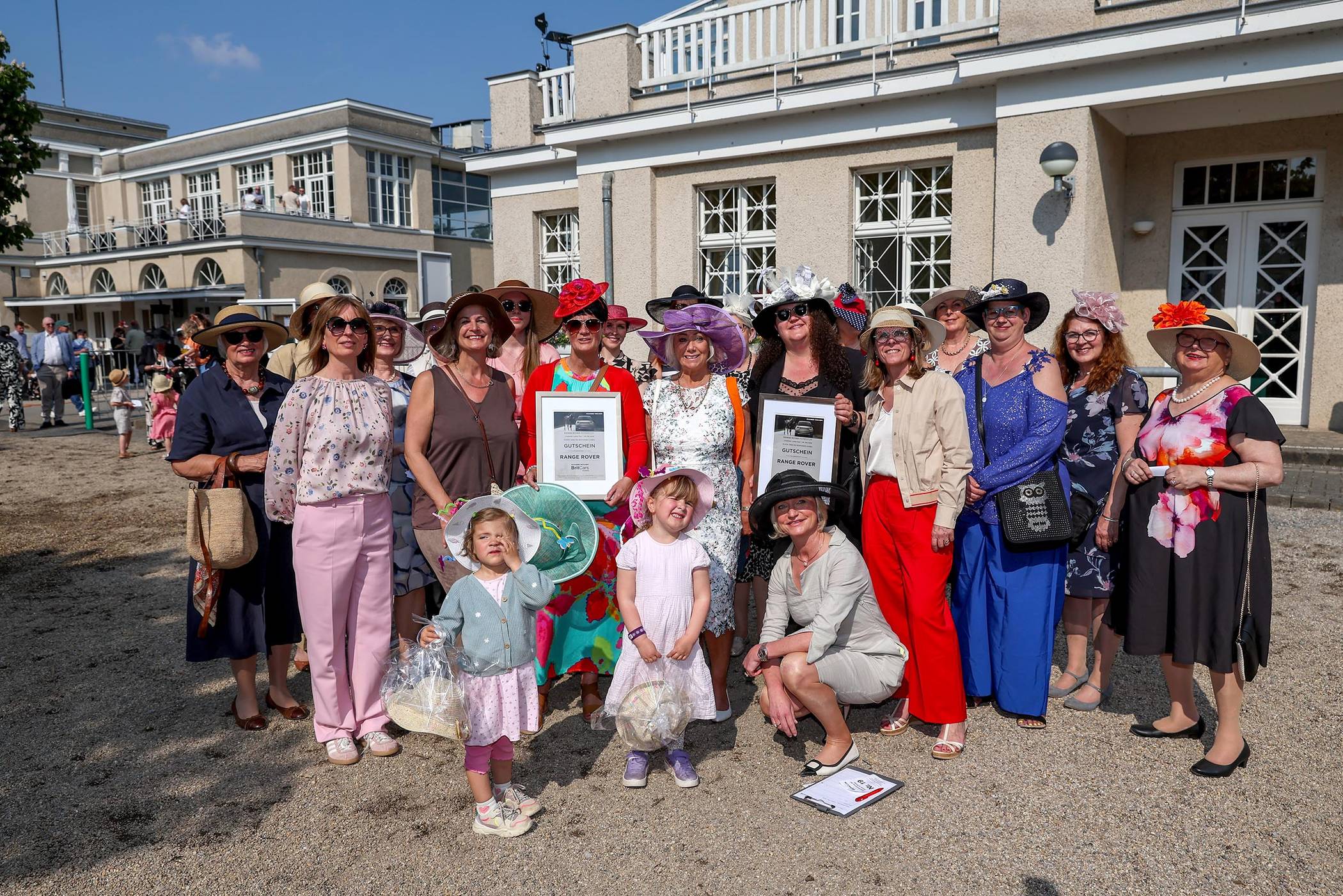  Bei bestem Wetter sorgte die Hutprämierung beim Ladies’ Day erneut für einen besonderen Höhepunkt. Aus einer Vorauswahl von 50 Teilnehmerinnen sowie 15 Kindern wurden die drei schönsten und außergewöhnlichsten Hutkreationen ausgezeichnet. Die Auszeichnung für den schönsten Hut gewann Pia Cymermann aus Bottrop. Bei den Kindern durften sich Ella und Ida aus Mönchengladbach über  die Auszeichnung freuen. 