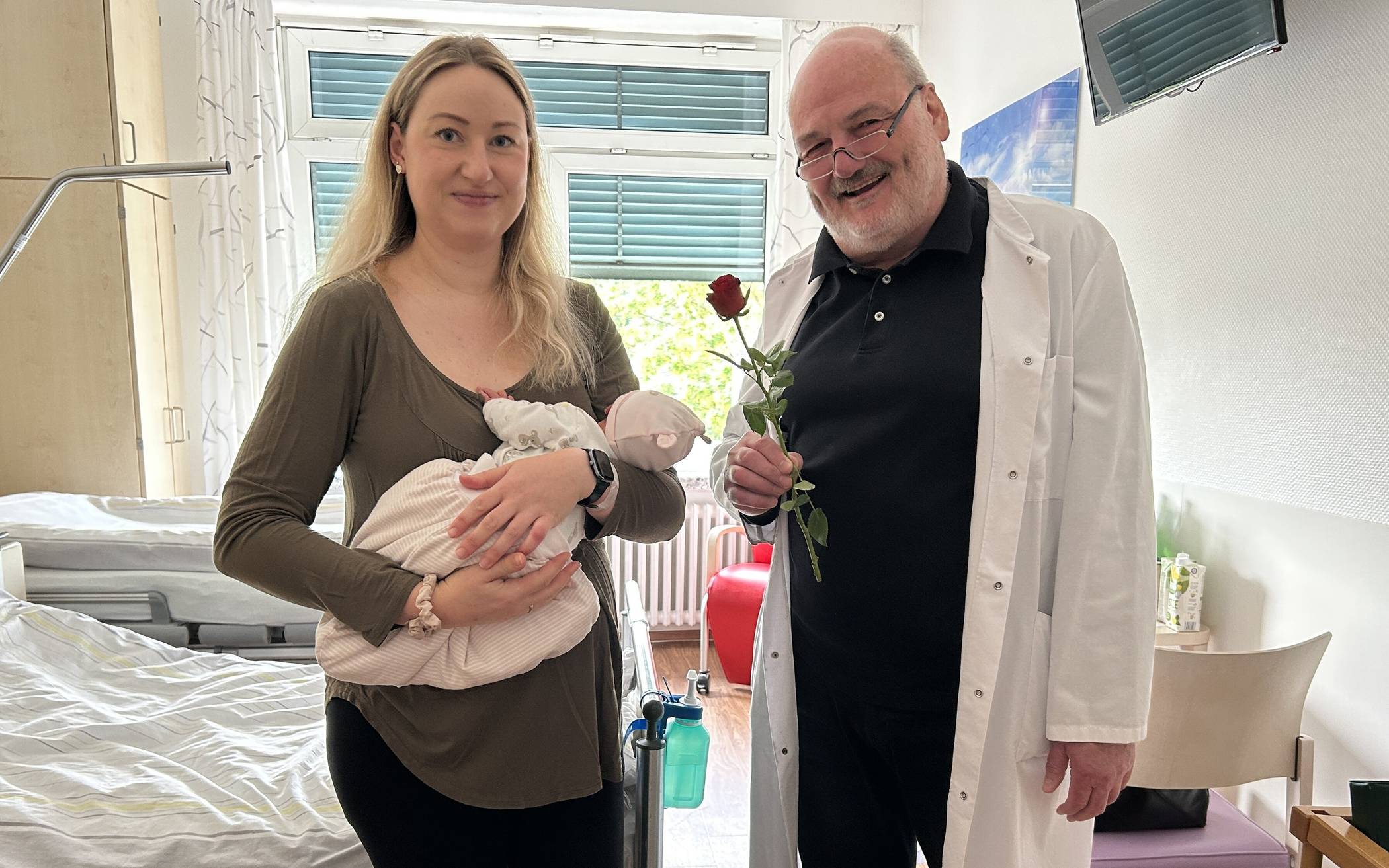  Prof. Korell gratuliert Sandra Gebel, die am 7. Mai ihre Tochter Yuna im Krankenhaus Neuwerk zur Welt gebracht hat. 